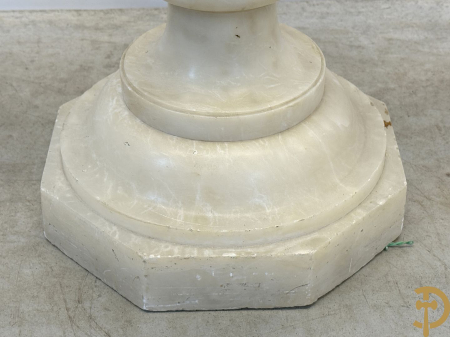 Getorste albast zuil met accanthusranken met draaibare plateau op achthoekige basis