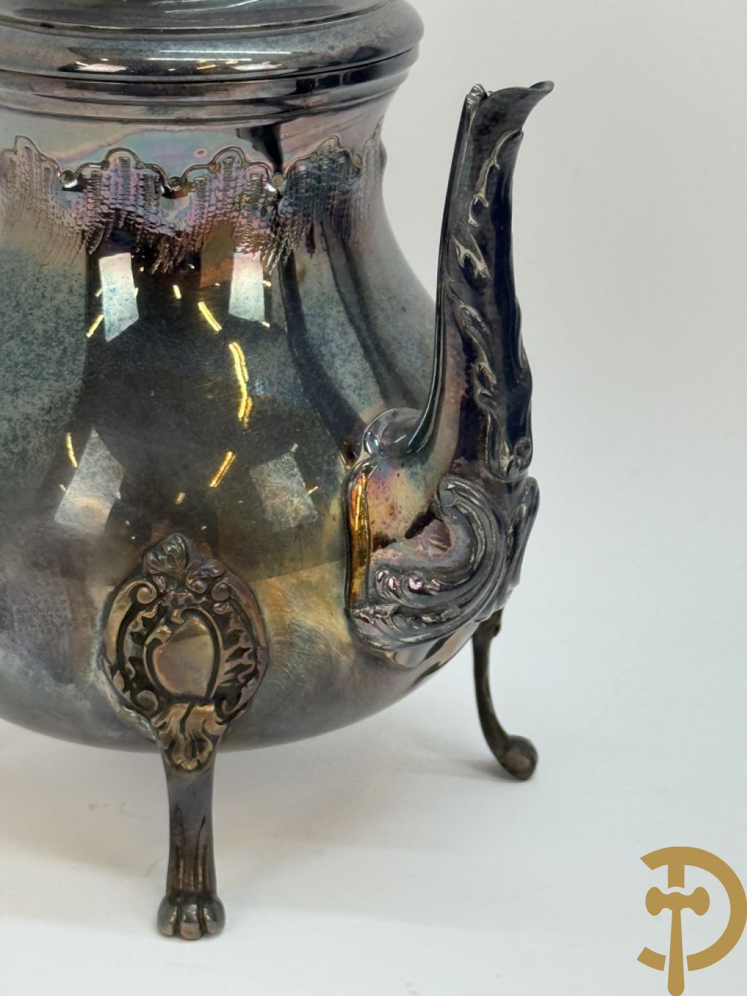 Verzilverd koffieservies met Louis XV motieven op verzilverde schotel, gemerkt M R 25, bestaande uit koffiekan, theekan, melkkan en suikerpot