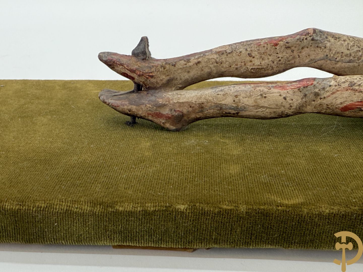 Twee houtgesculpteerde en gepolychromeerde corpussen, 18e