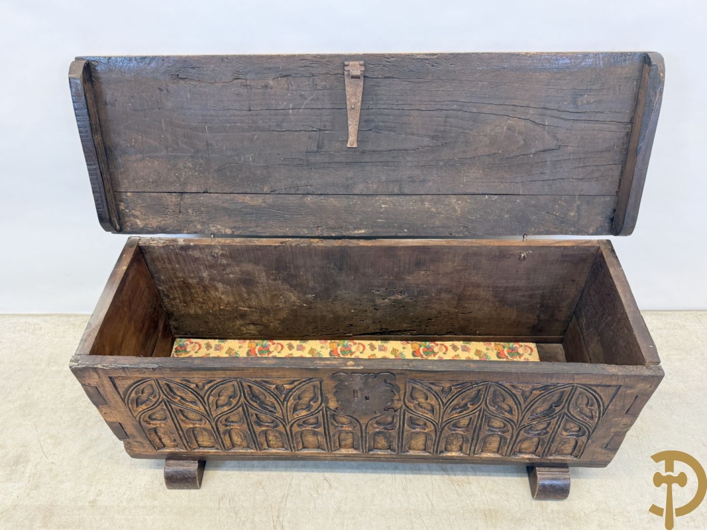 Spaanse rustieke koffer met ijzersmeedwerk en gotische ornamenten