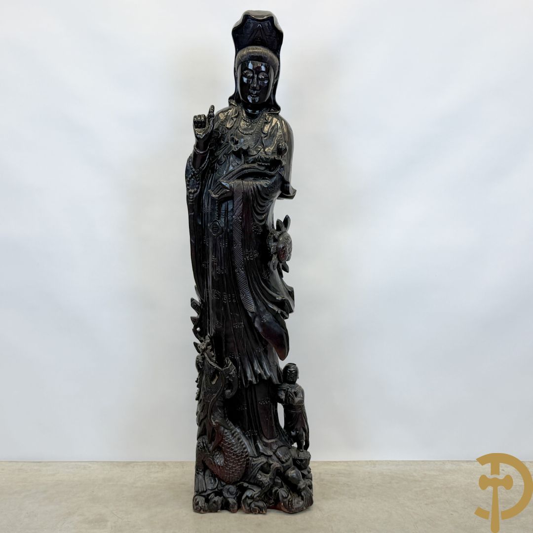 Aziatische houtsculptuur van Guanying met lotusbloem en drakenfiguur aan de voet