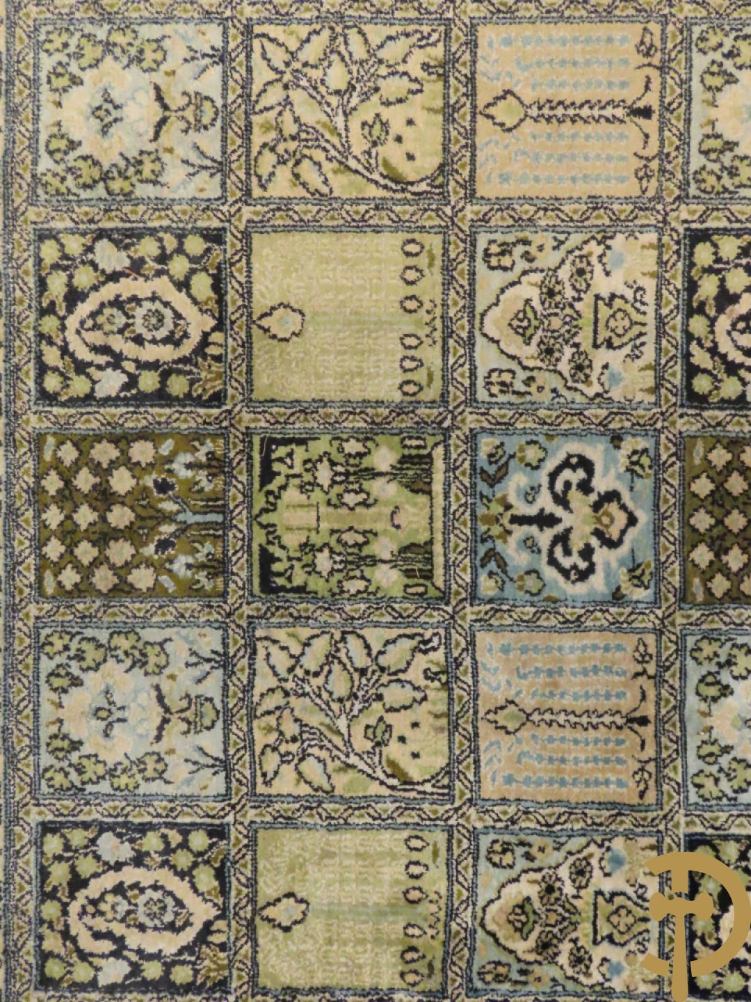 Oosters handgeknoopt tapijt zijde op katoen met patronen