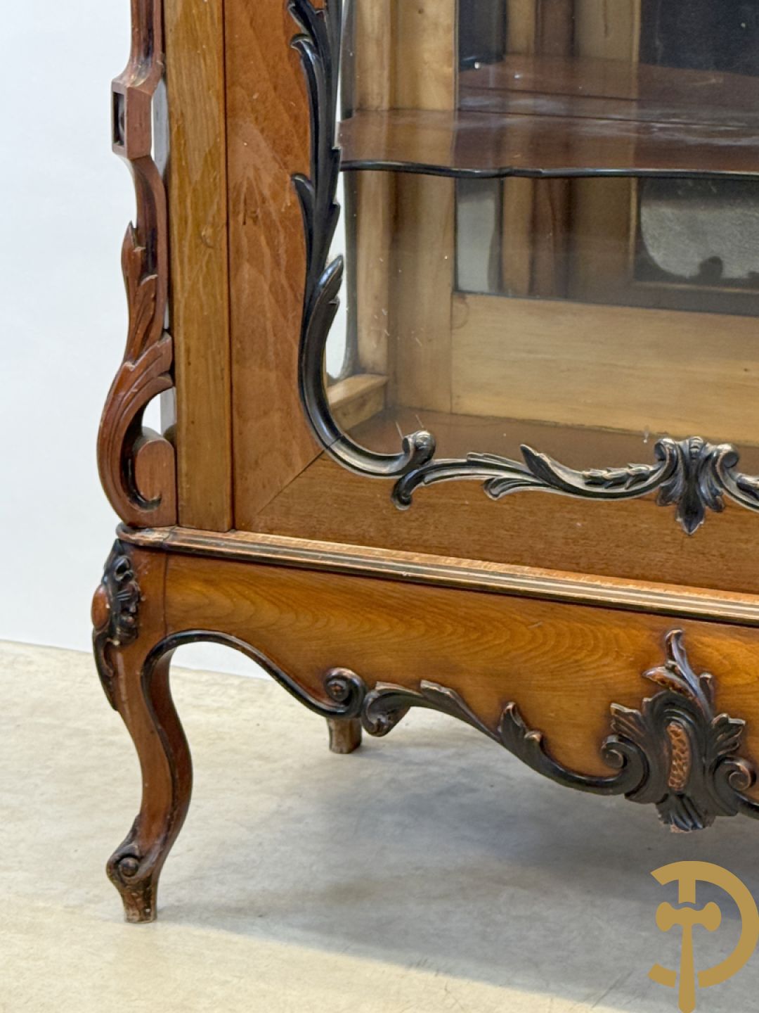 Franse notelaren vitrine met Louis XV motieven en fruitranken, bovenaan bezet met amfoor, 19e