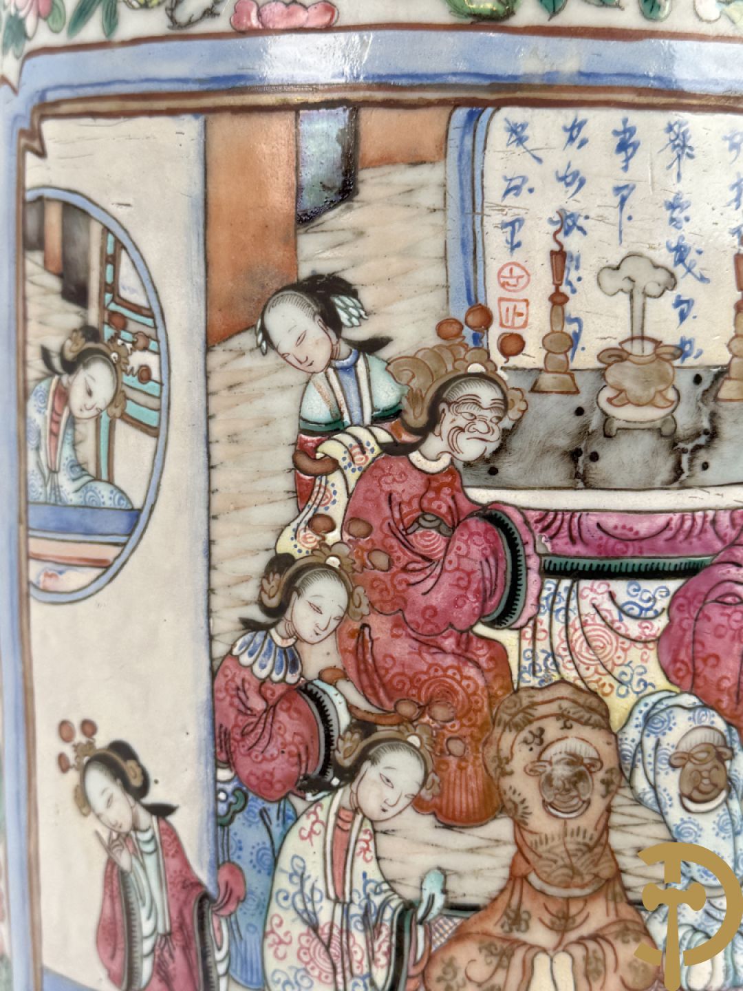 Chinese porseleinen vaas met geanimeerd decor en fond van bloemen, Kanton 19e