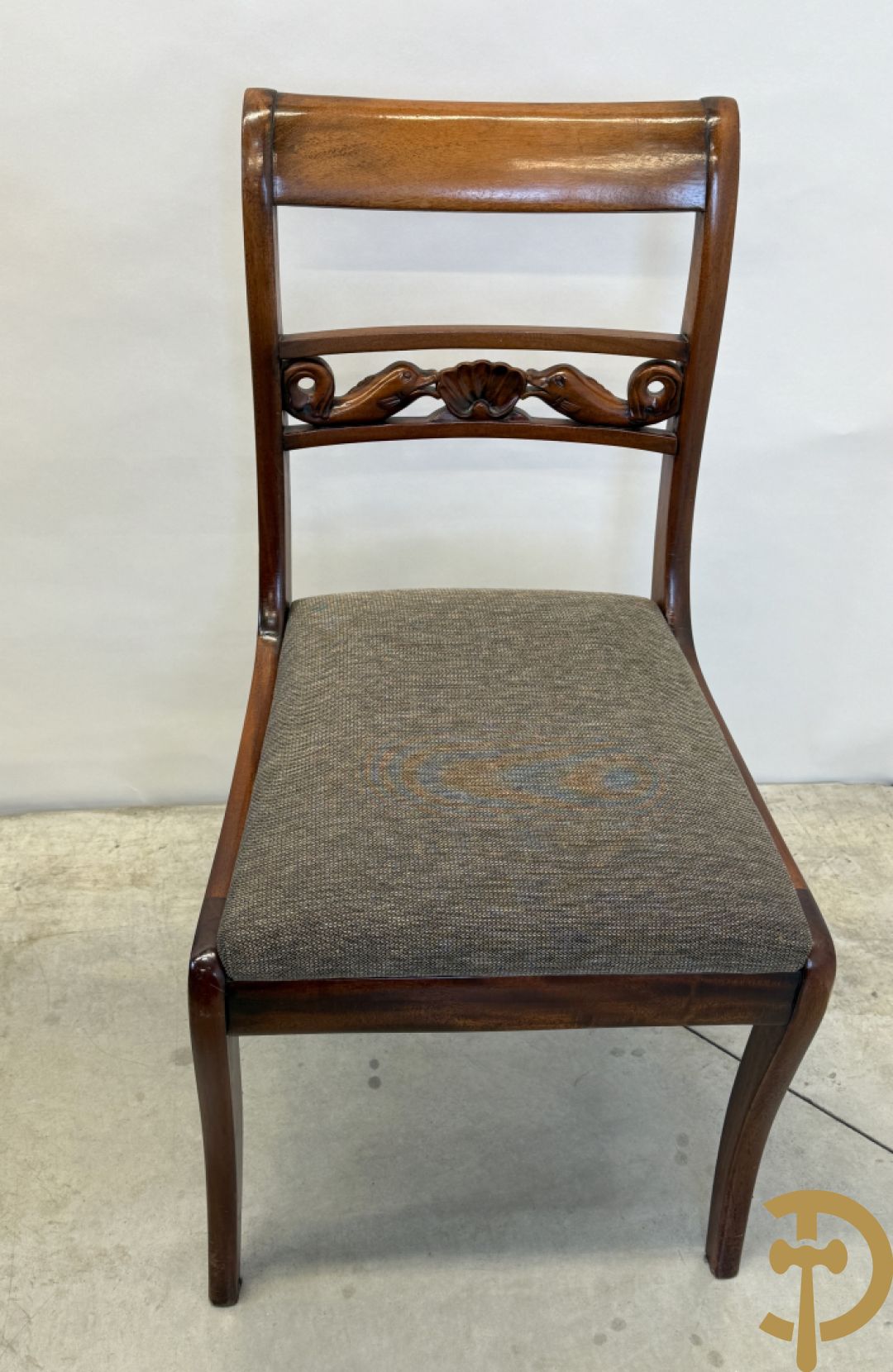 Set notelaren stoelen met sculptuur van dolfijnen in de rug, bestaande uit zes stoelen en 2 armzetels