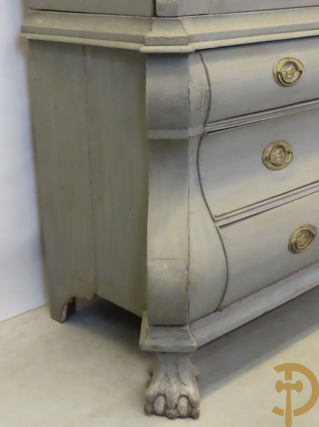 Hollands eiken beschilderd kabinet met 2 deuren bovenaan en 3 lades onderaan