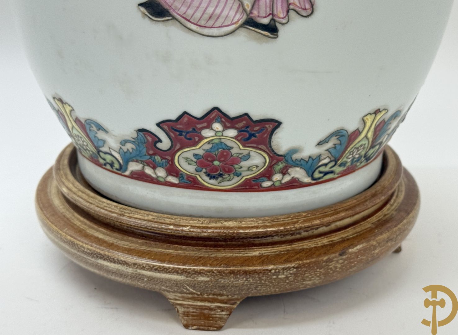 Paar porseleinen Chinese vazen met decor van personages en Chinese tekens, handgekleurd