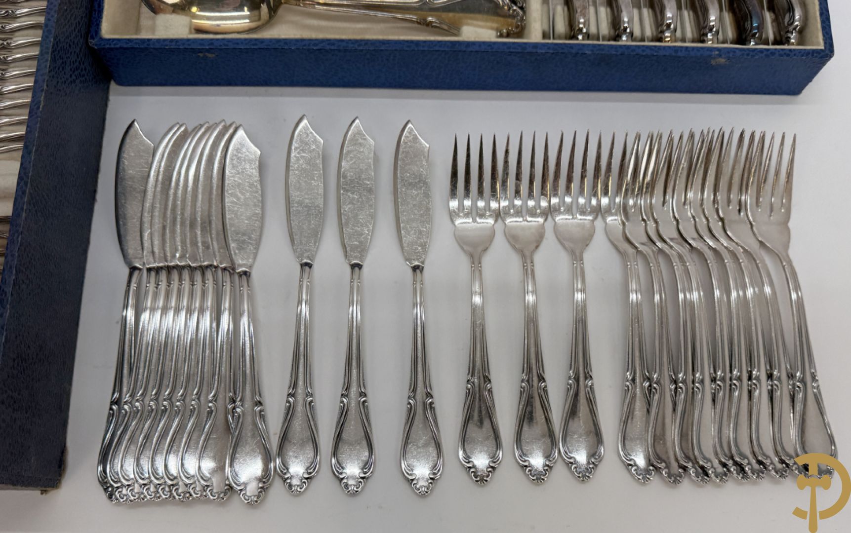 Verzilverd bestek Louis XV stijl bestaande uit lepels, vorken, messen, dessertlepels, dessertvorken, koffielepels, kleine vorken, visvorken, vismessen en soeplepel - in koffer