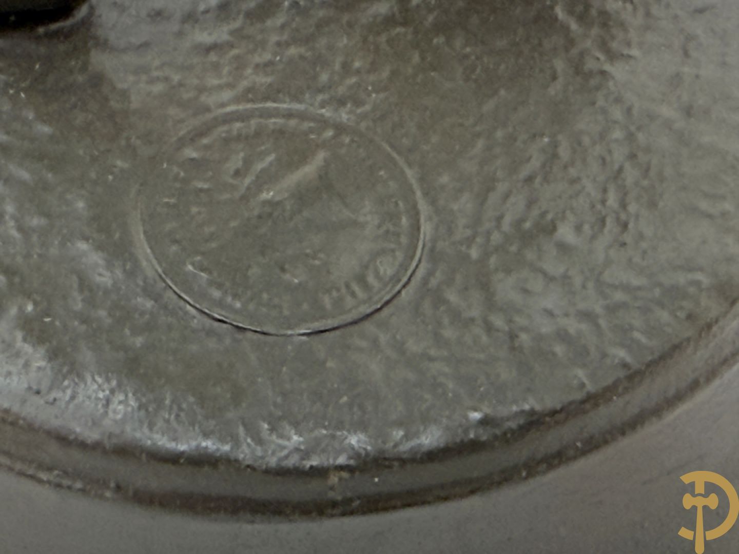 Zes miniatuurklokjes w.o. cupido houdende een pendule, marmeren kapelklokje, 2 reiswekkers, Napoleon III pendule in koper en zamak klokje