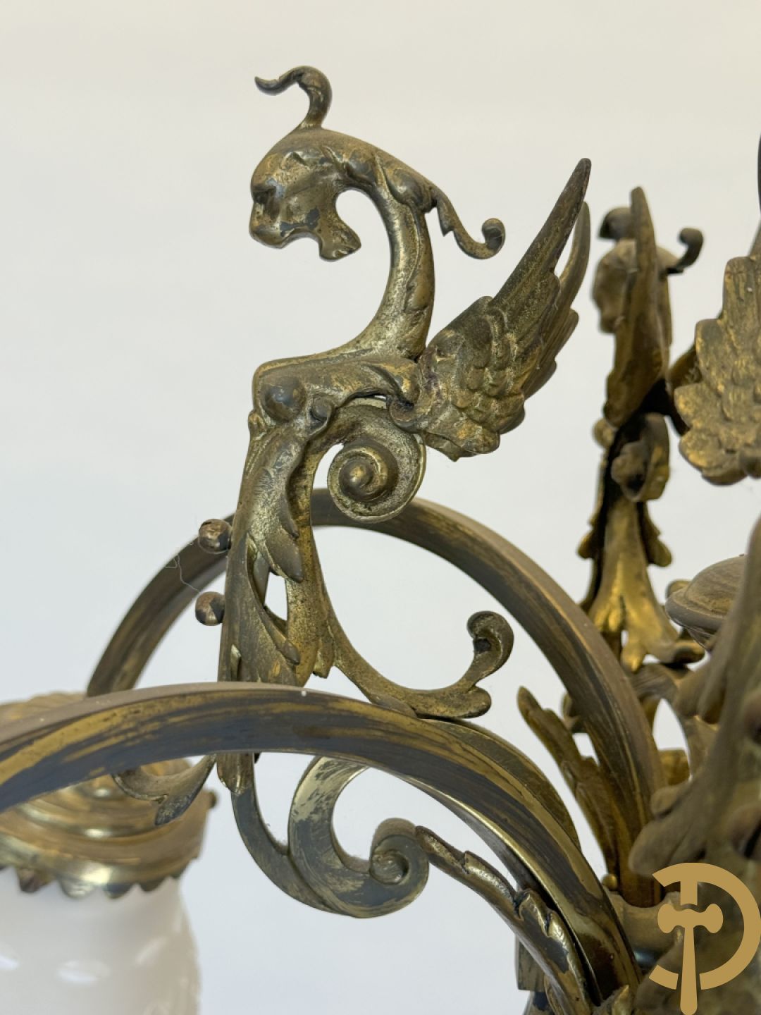 Bronzen vijfarmige luchter met griffioenen