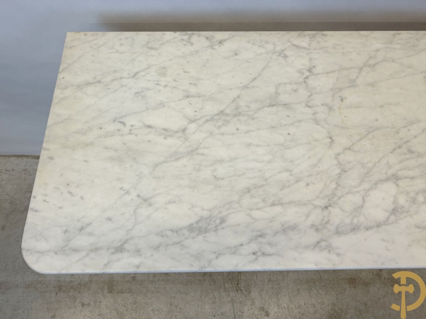 Mahoniehouten console Empire stijl met lade, op voluutvormige klauwepoten en met wit marmeren blad, 19e