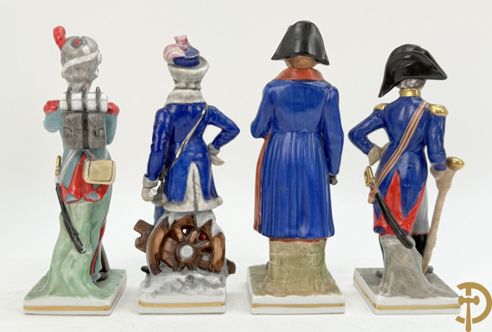 Porseleinen Napoleonistische figuren w.o. Napoleon te paard, 2 officieren, staande Napoleon en 4 kleine figuren