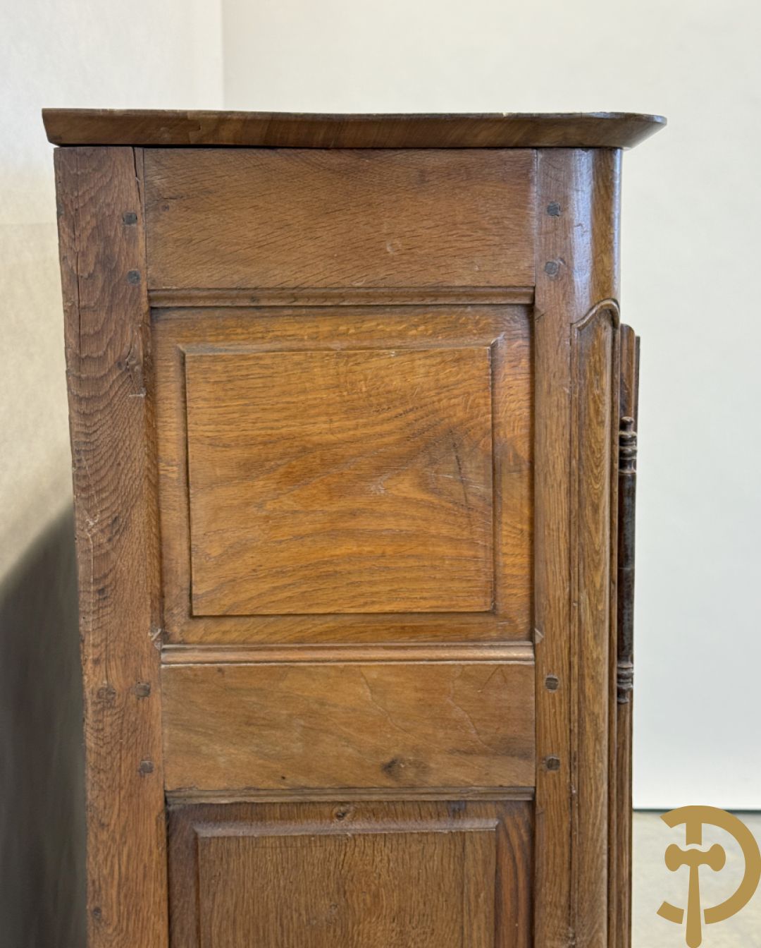 Massief eiken tweedeursdresse met gesculpteerde bloemen en afgestoken panelen in de deuren, Louis XV stijl, 19e