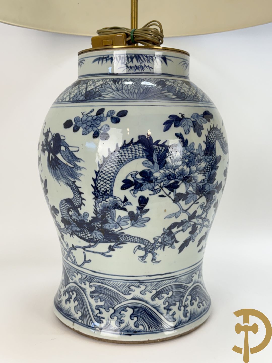 Paar Chinese blauw/witte porseleinen dekselvazen gedecoreerd met draken en bloemenmotieven, als lampadaire omgebouwd