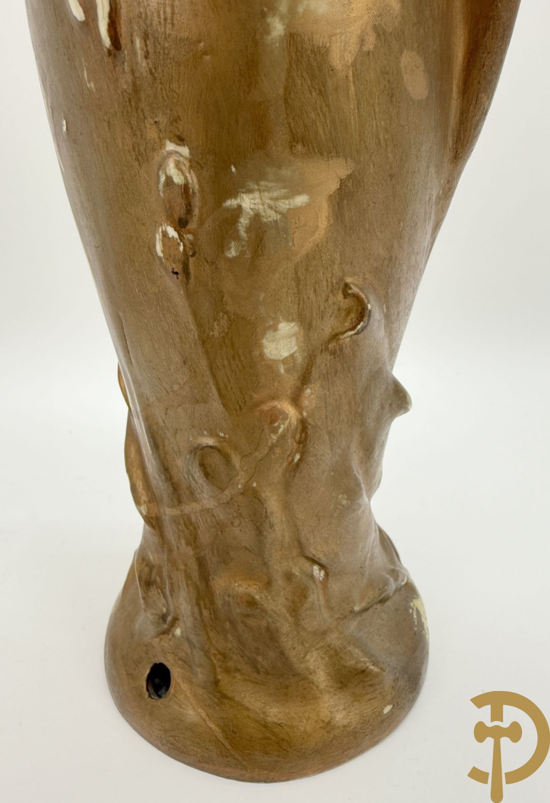 Royal Dux beeld van melkmeisje, onderaan genummeerd 1055 + vaas met zittende dame, Royal Dux stijl