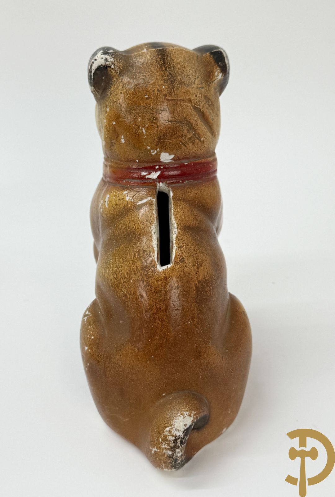 Gietijzeren Engelse hond + spaarpotten van gietijzeren varken, gipsen hond en gietijzeren kachel + verzamelobjecten Sphinx en Selles + koperen waterkraan