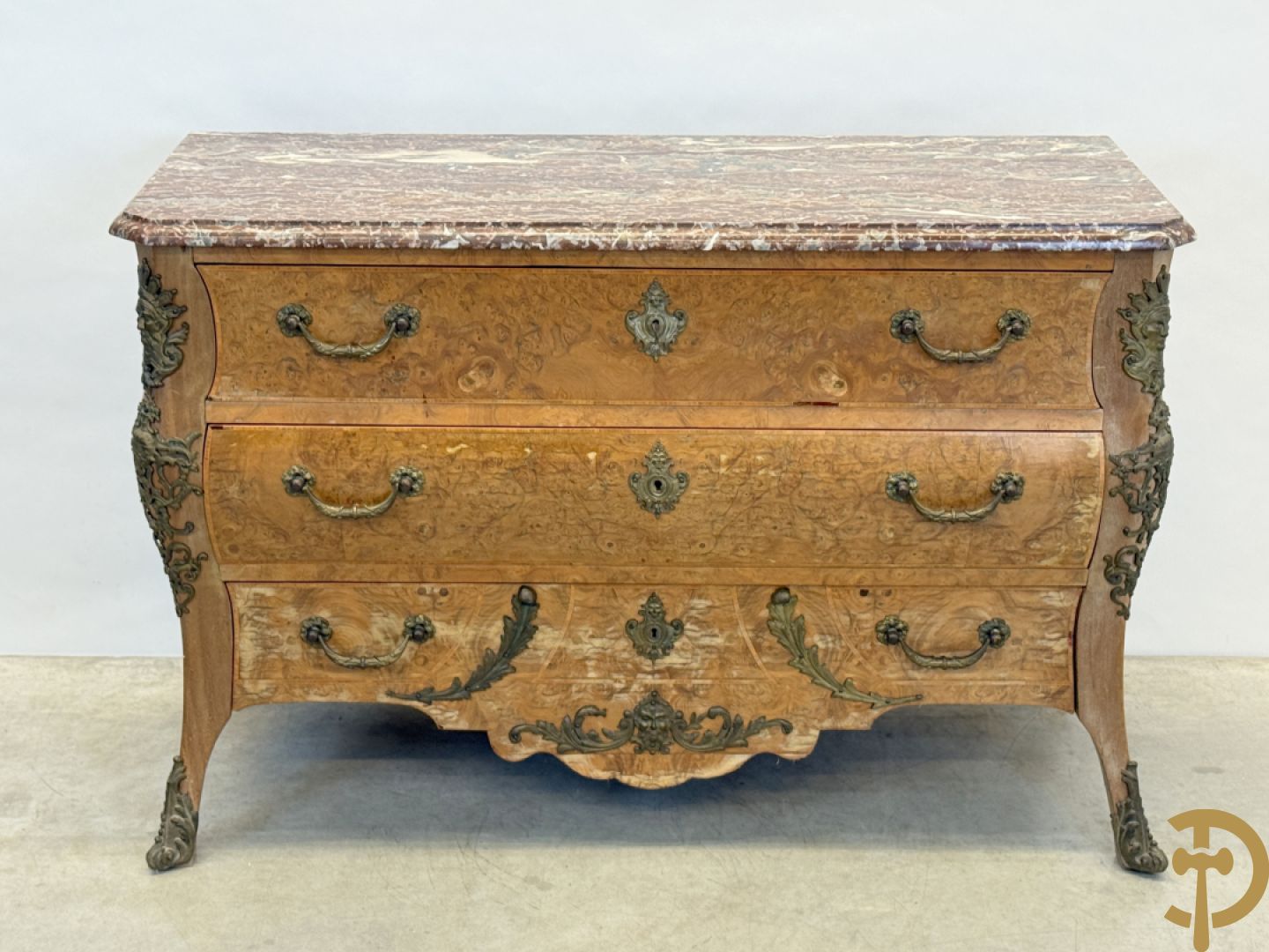 Wortelnotehouten drieladencommode met bronsbeslag van mazarinkoppen en accanthusranken, bovenaan met rood geaderd marmeren blad