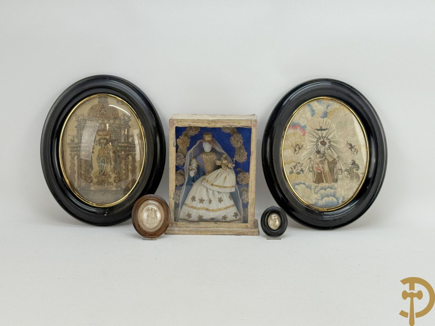 Voorstelling van Madonna met kind, deels verguld, deels geaquarelleerd - in ovale lijst + Voorstelling van Madonna met kind in textielwerk in ovale lijst + Madonna met kind in glazen kastje+ 2 kleine ovale medaillons in pijpaarde