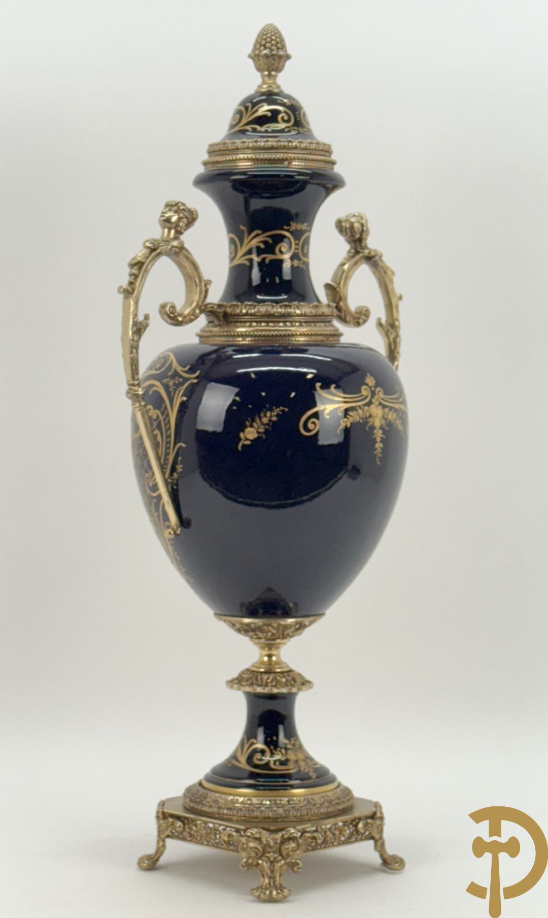 Blauwe porseleinen vaas met lieftallig decor, Sèvres stijl, bezet met bronzen ornamenten