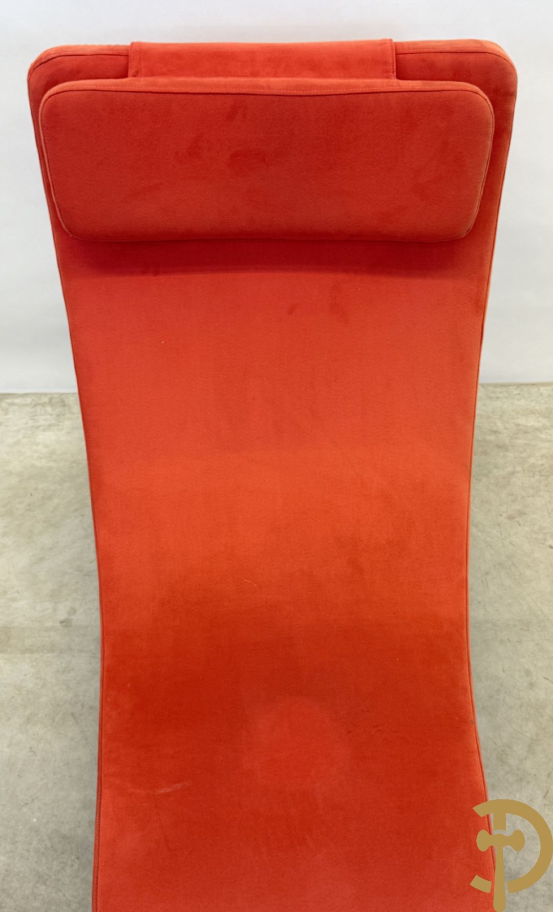 Design ligzetel in rode stof op chromé onderstel, Jongform