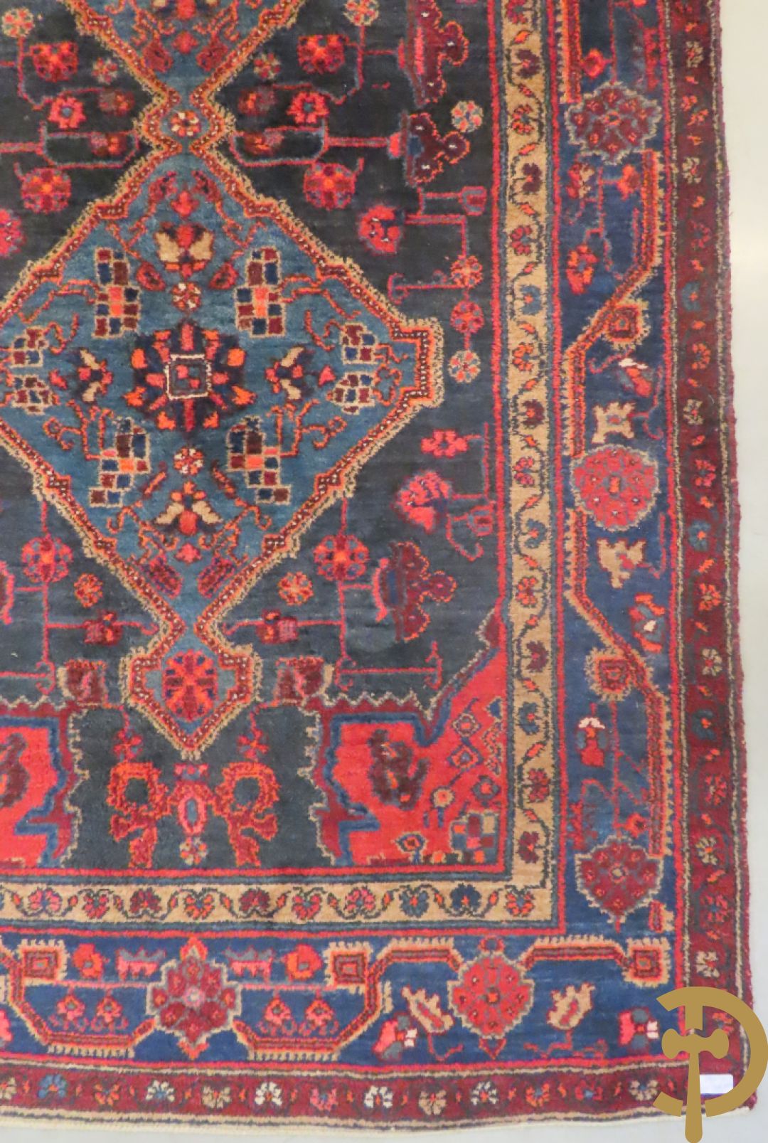 Oosterse handgeknoopt tapijt met geometrische motieven op blauwe fond Malayer + Oosters handgeknoopt tapijt met bloemenpatronen rode fond Kashkay