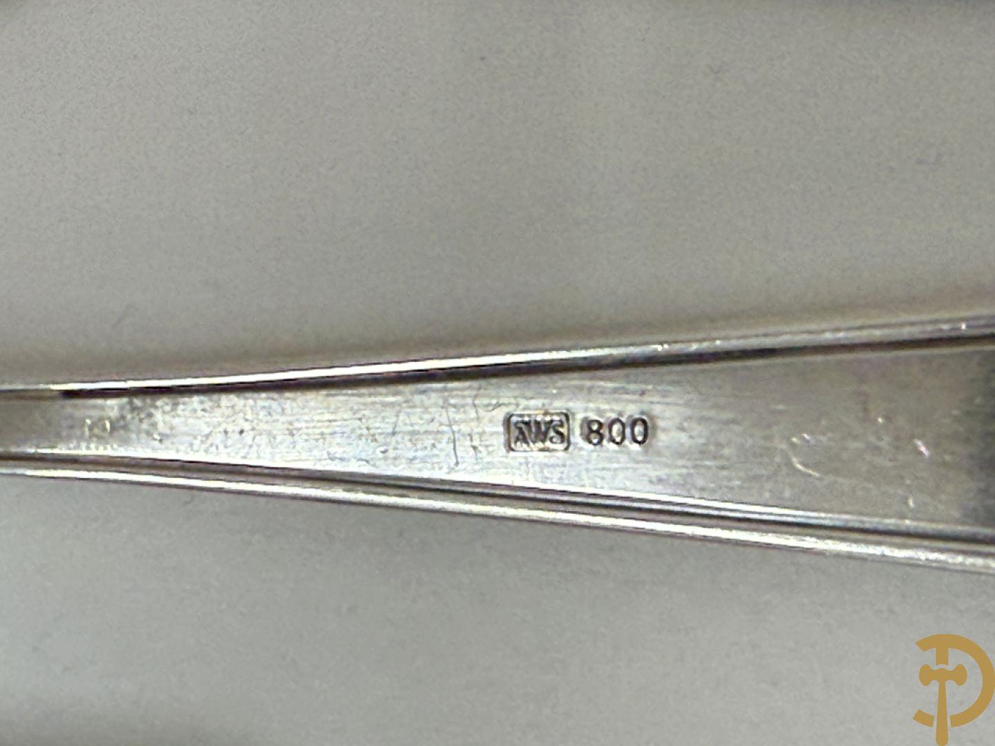 Massief zilveren bestek in koffer, gemerkt AWS 800, bestaande uit 12 vorken, 12 lepels, 12 messen, 12 dessertvorken, 12 dessertlepels, 12 dessertmessen, 12 koffielepels en 12 taartvorkjes + 12 verzilverde  visvorken en vismessen gemerkt Wello + verzilverde soepscheplepel gemerkt Wellner 90