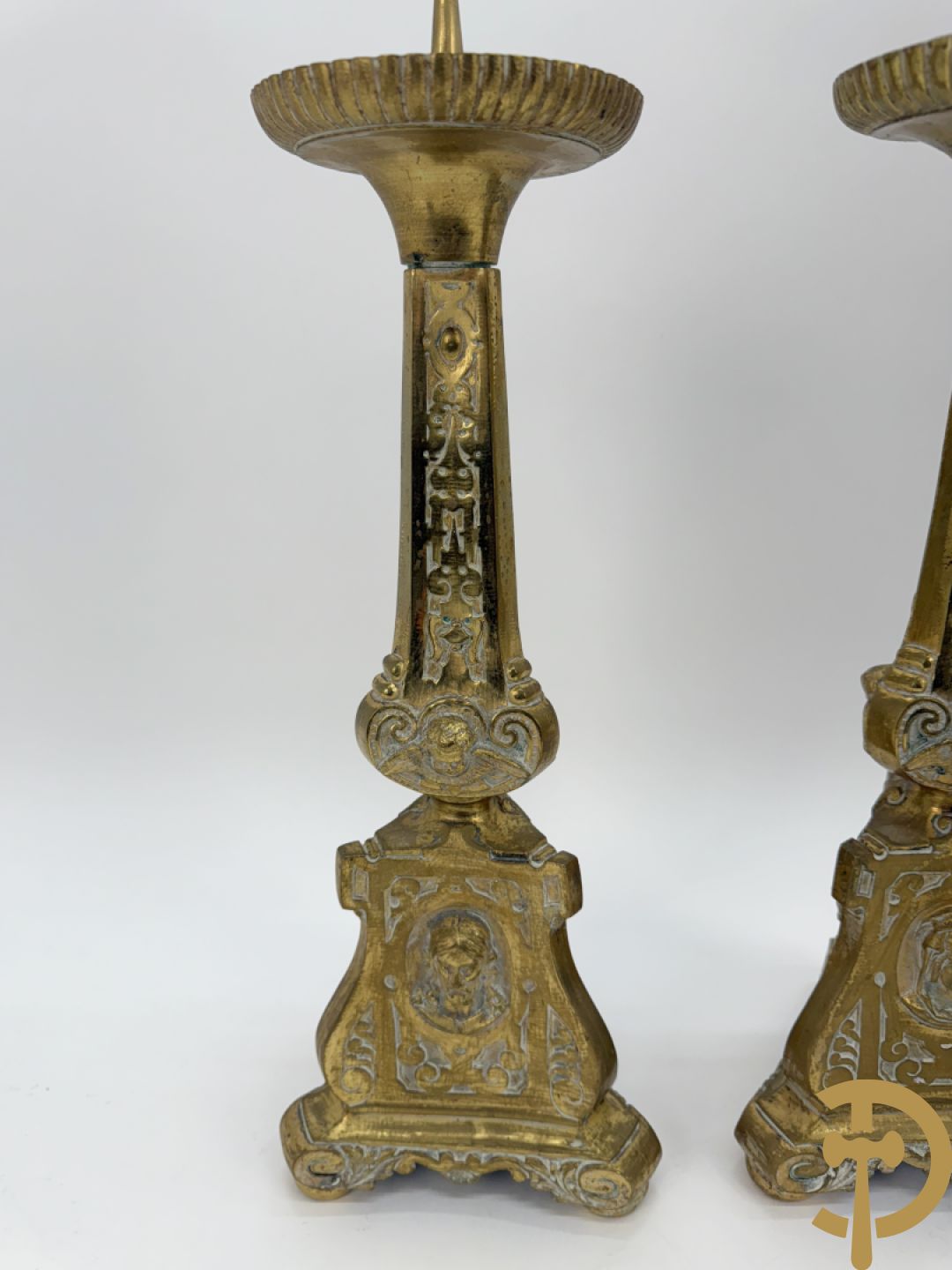 Drie paar religieuse kandelaars in brons en koper