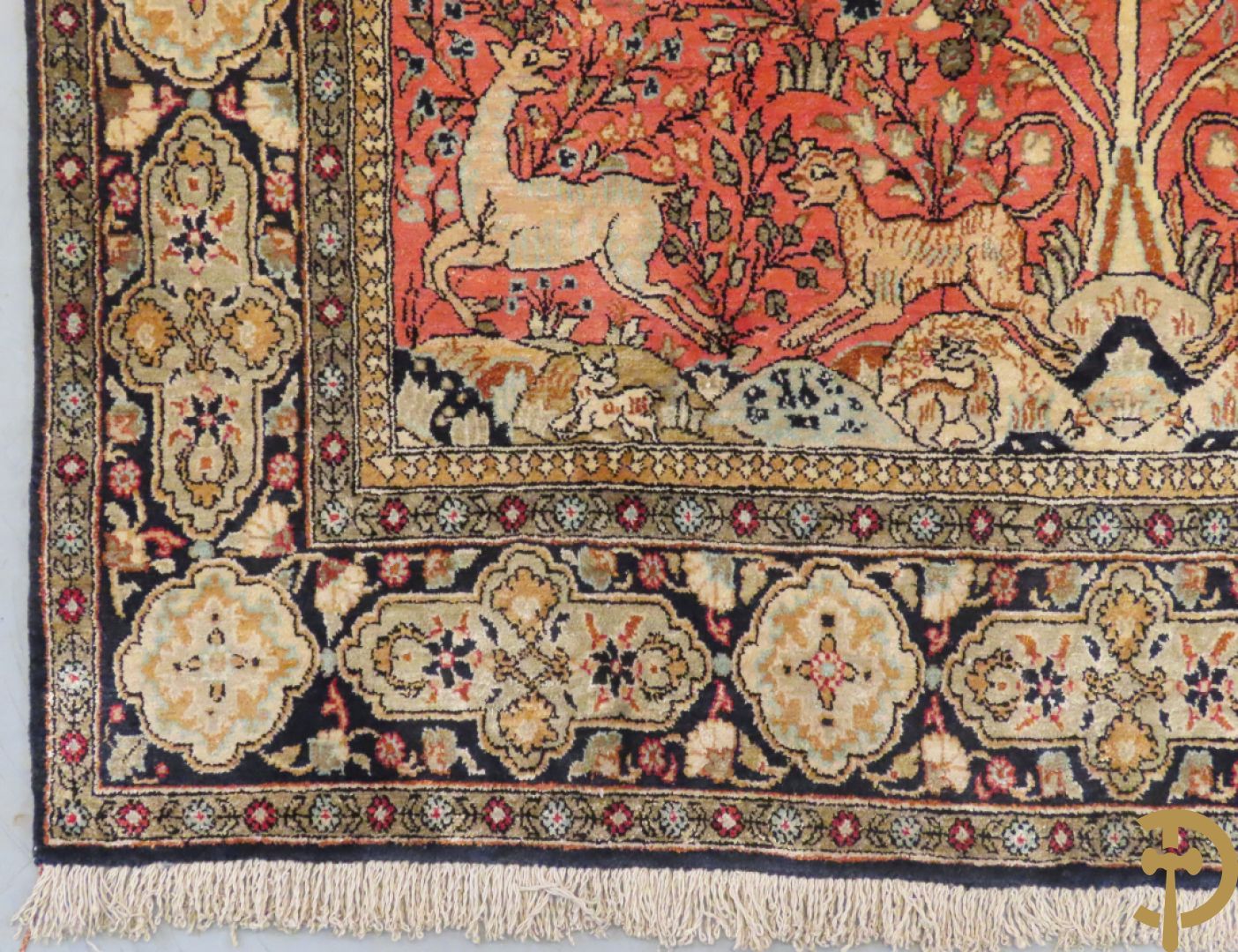 Oosters handgeknoopt tapijt zijde op katoen met dierenmotieven en levensboom