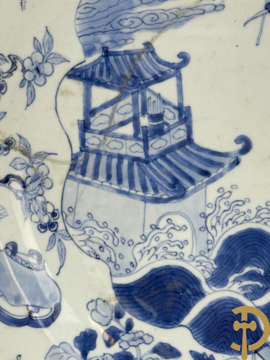 Chinese porseleinen schotel met planten- en vazenmotieven, 19e