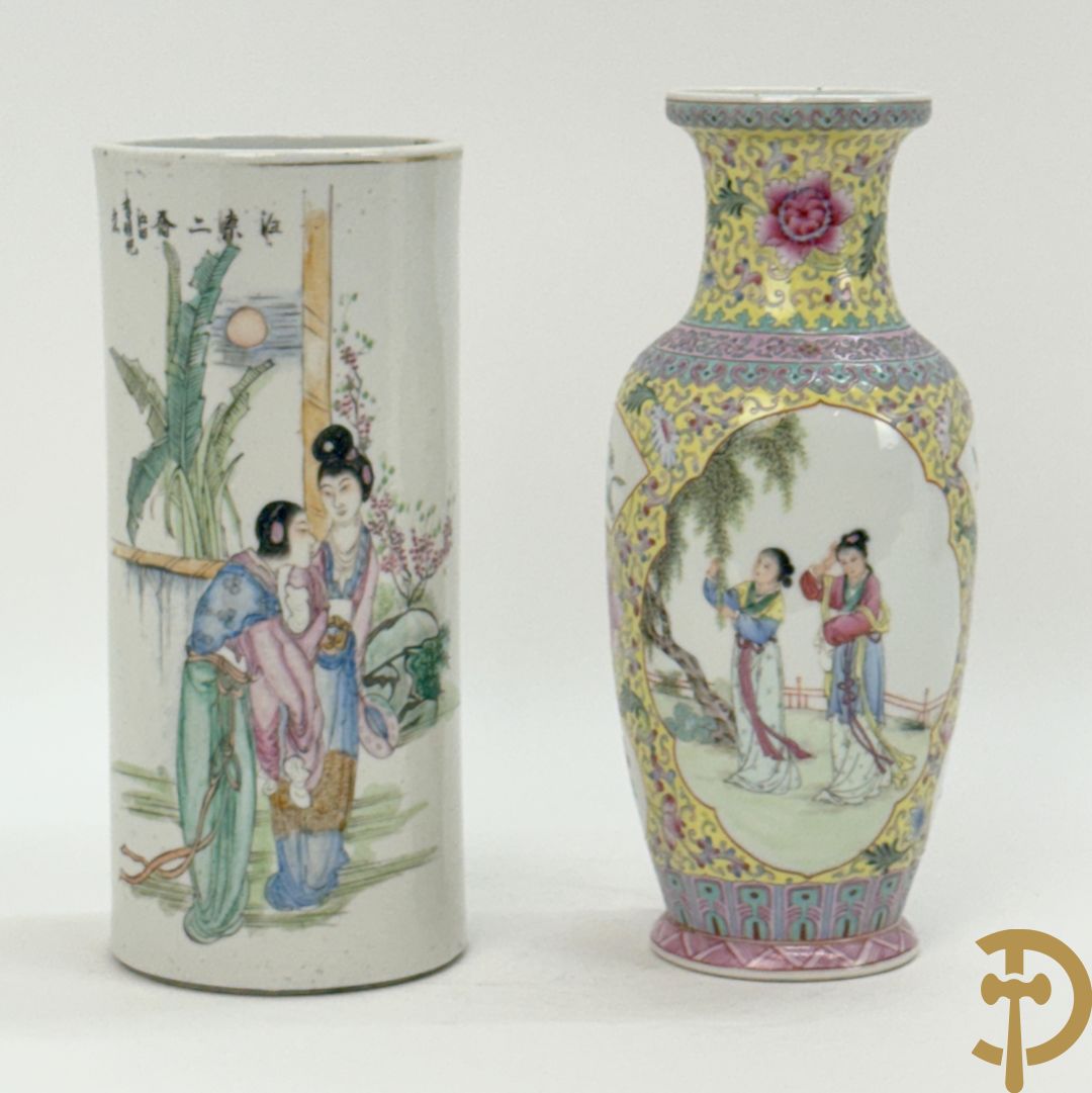 Chinese porseleinen rolvaas met damesdecor, getekend + Chinese porseleinen republieksvaas met damesdecor