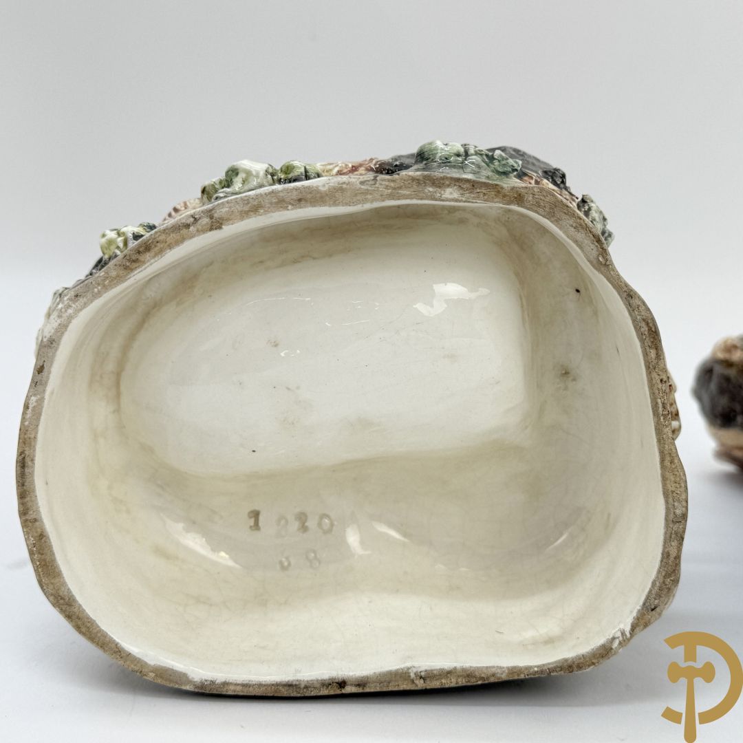 Twee Engelse meerkleurige keramieken sierstukken met personages + vier koppels Engelse biscuits + waterdrager in Royal Dux + 2 houtsculpturen