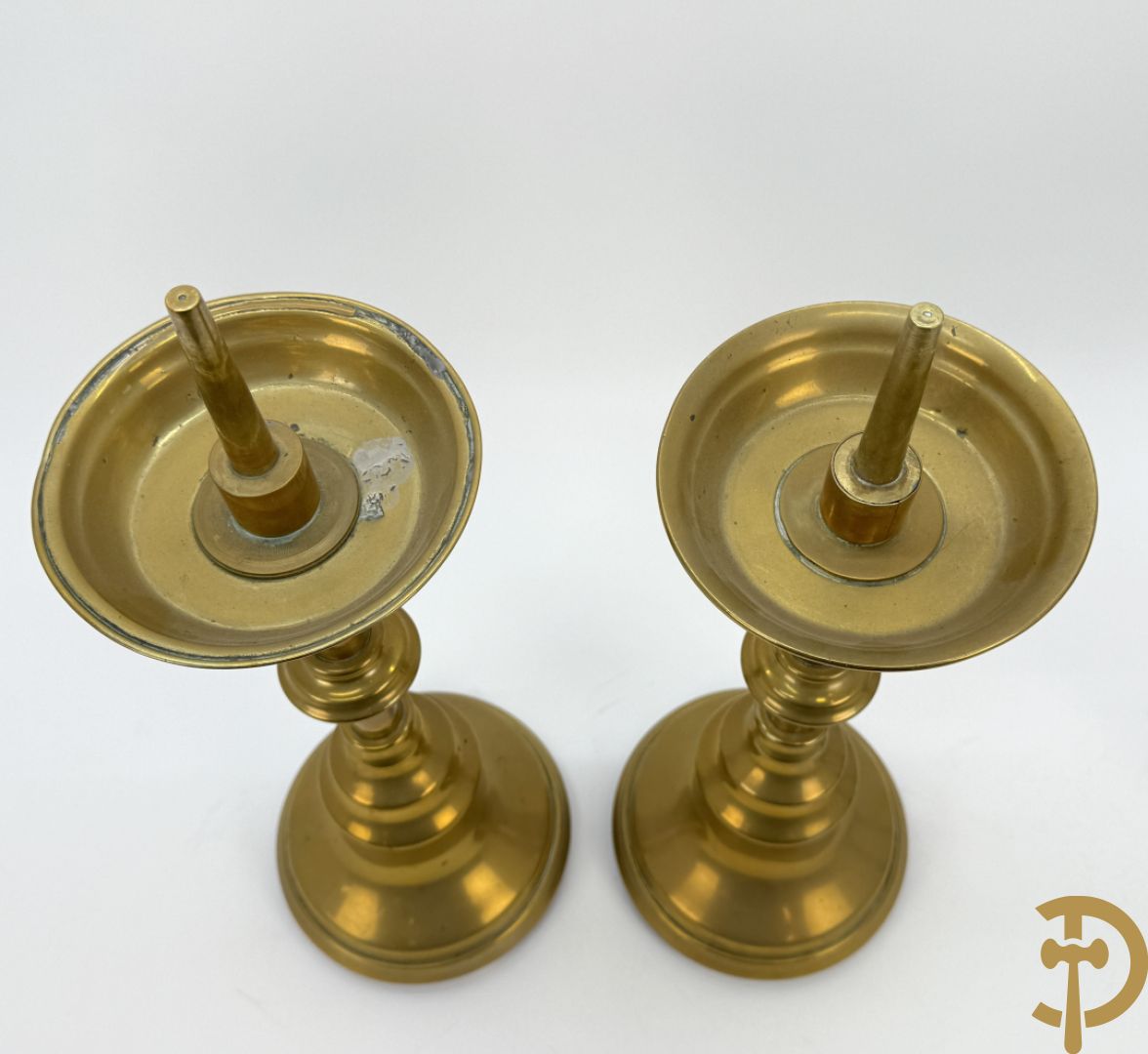 Paar antieke koperen kandelaars + paar metalen  zilverkleurige ballusterkandelaars