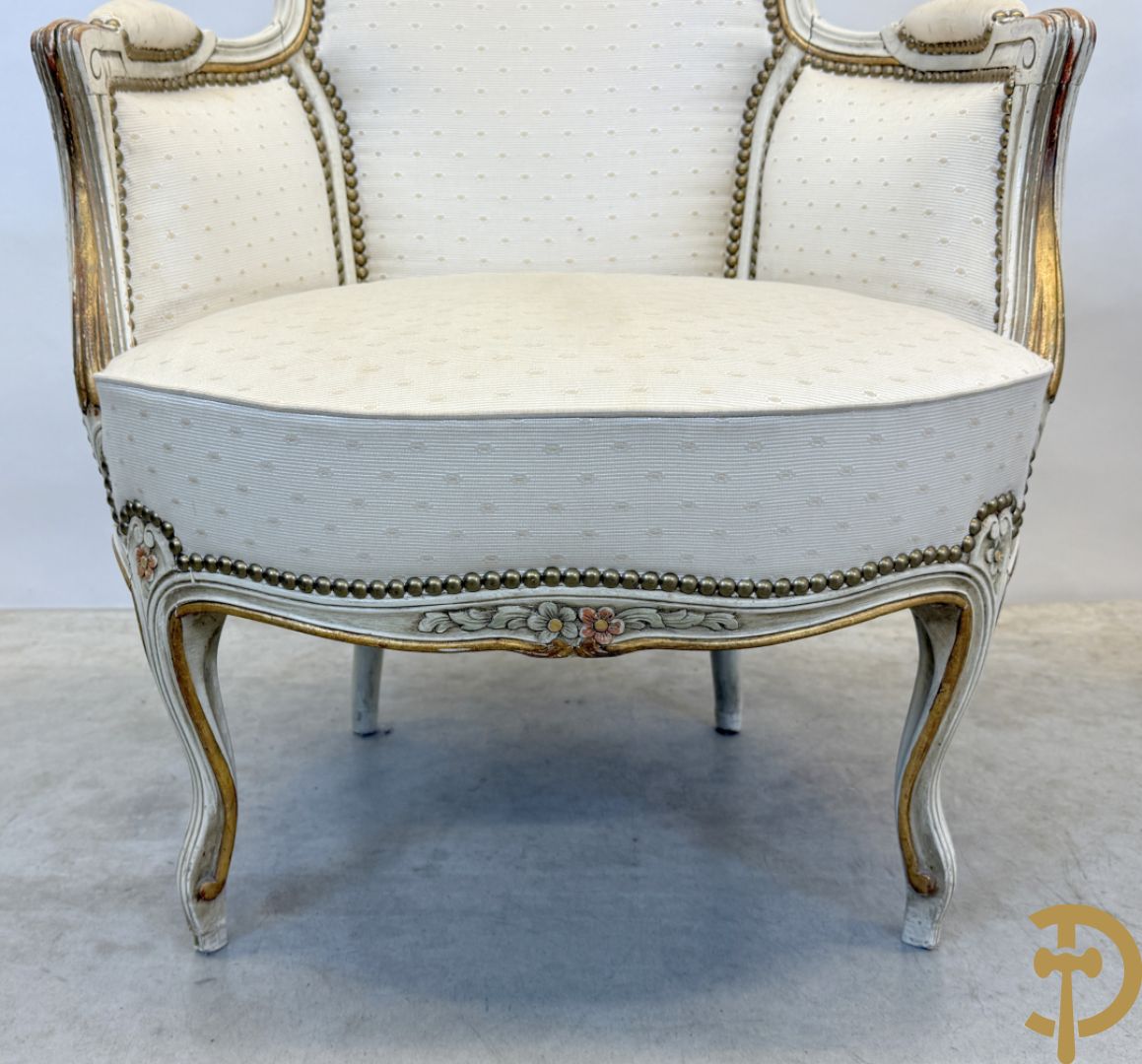 Paar wit gemonochromeerde Louis XV bergères