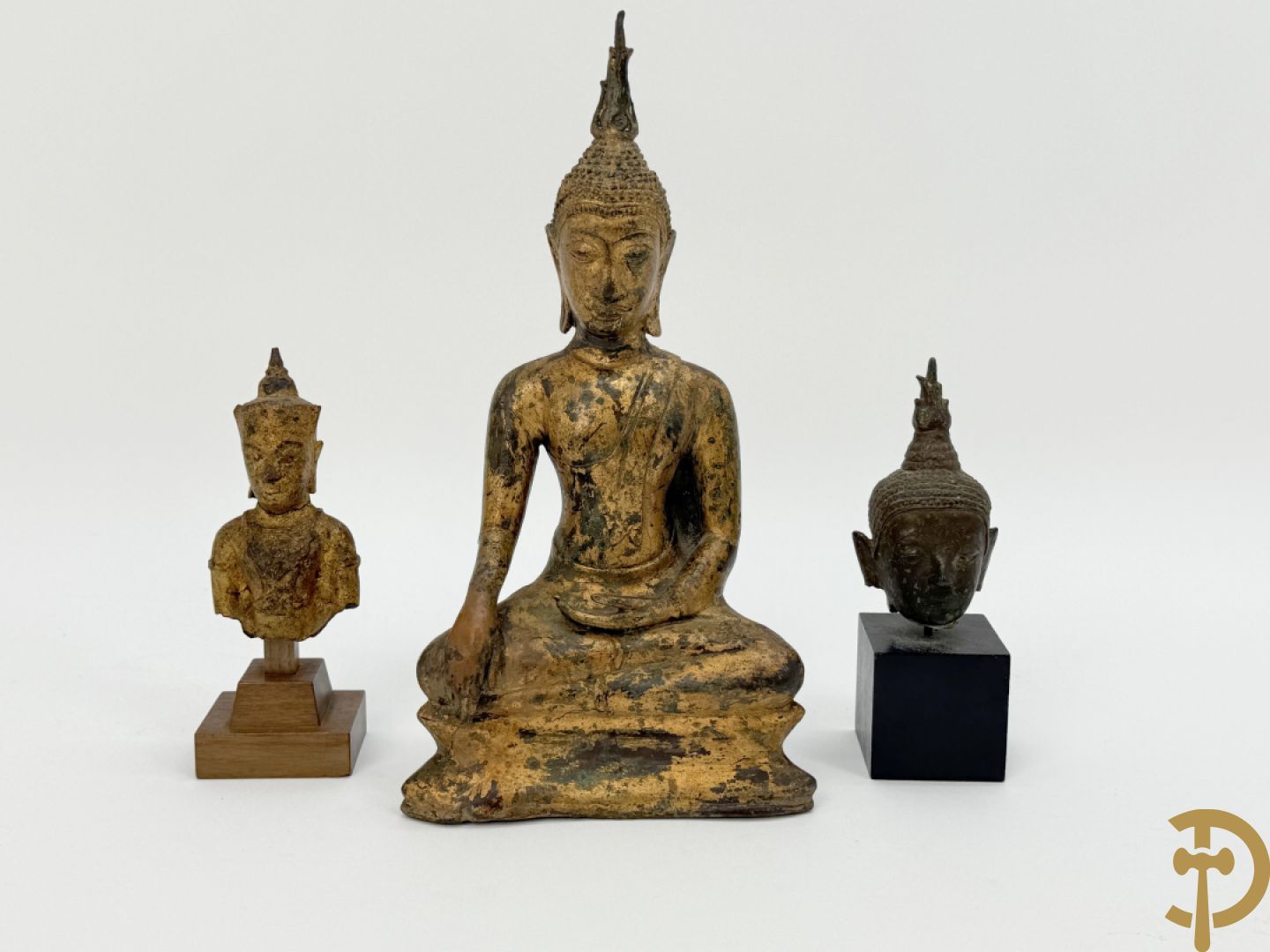 Bronzen zittende boedha in verloren was techniek + fragment van Tibetaans vergulde boedha + bronzen boedhahoofd op houten sokkel