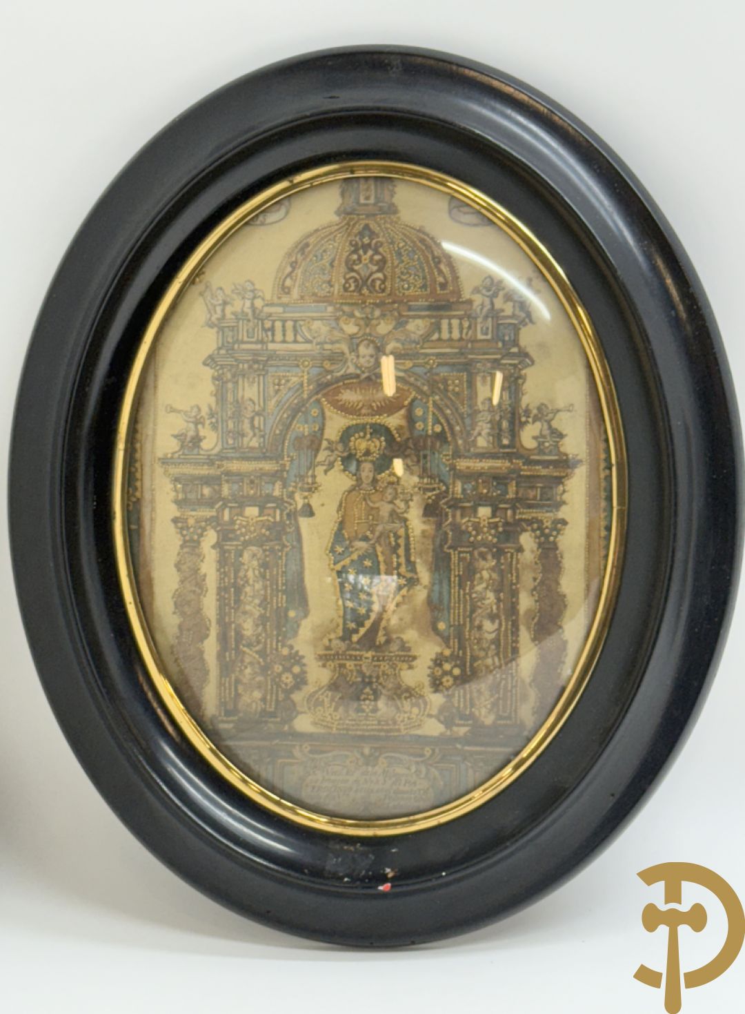 Voorstelling van Madonna met kind, deels verguld, deels geaquarelleerd - in ovale lijst + Voorstelling van Madonna met kind in textielwerk in ovale lijst + Madonna met kind in glazen kastje+ 2 kleine ovale medaillons in pijpaarde