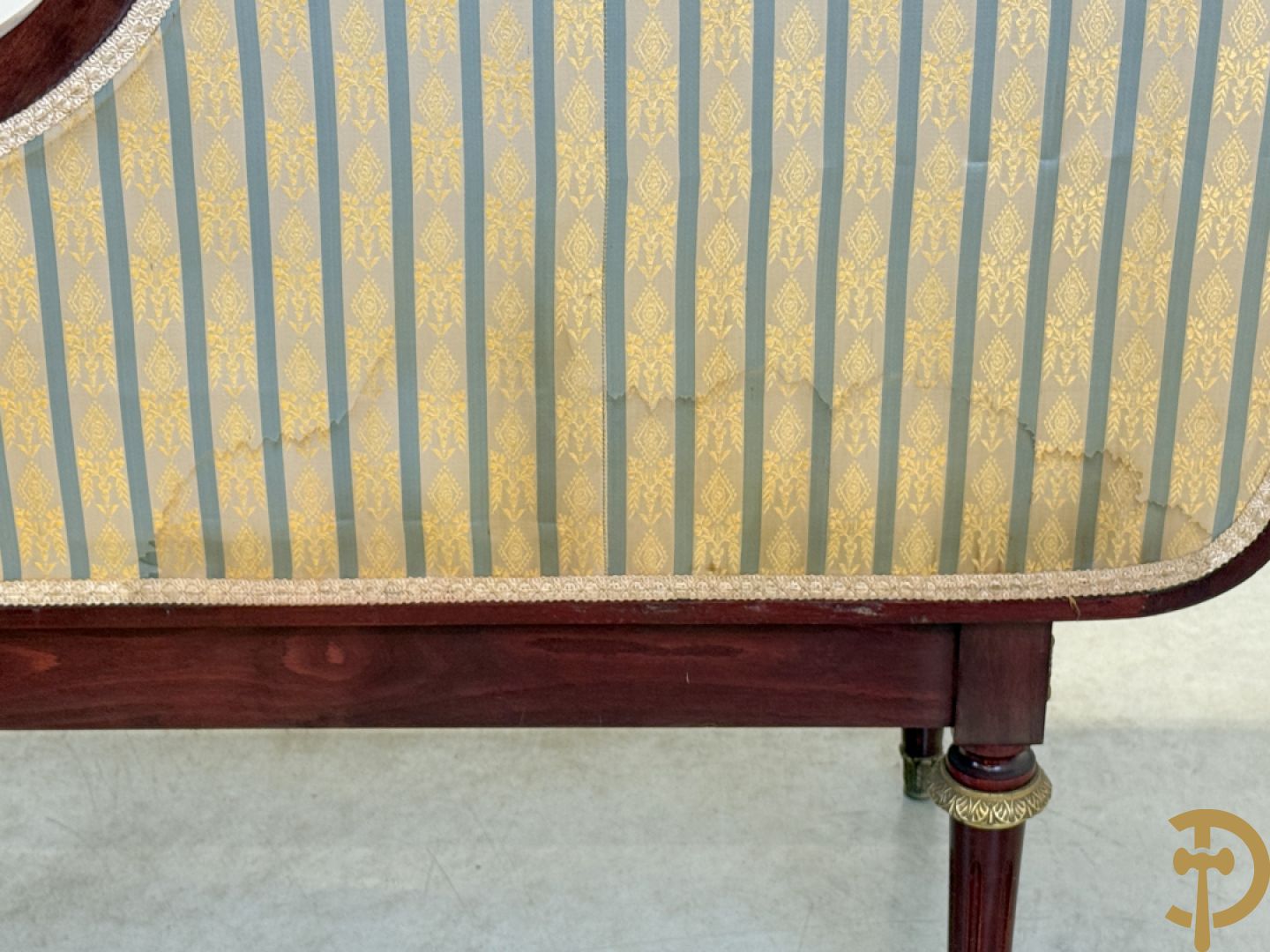 Banquette met ingebouwd bijzettafeltje bezet met porseleinen plakkettes op gecanneleerde poten