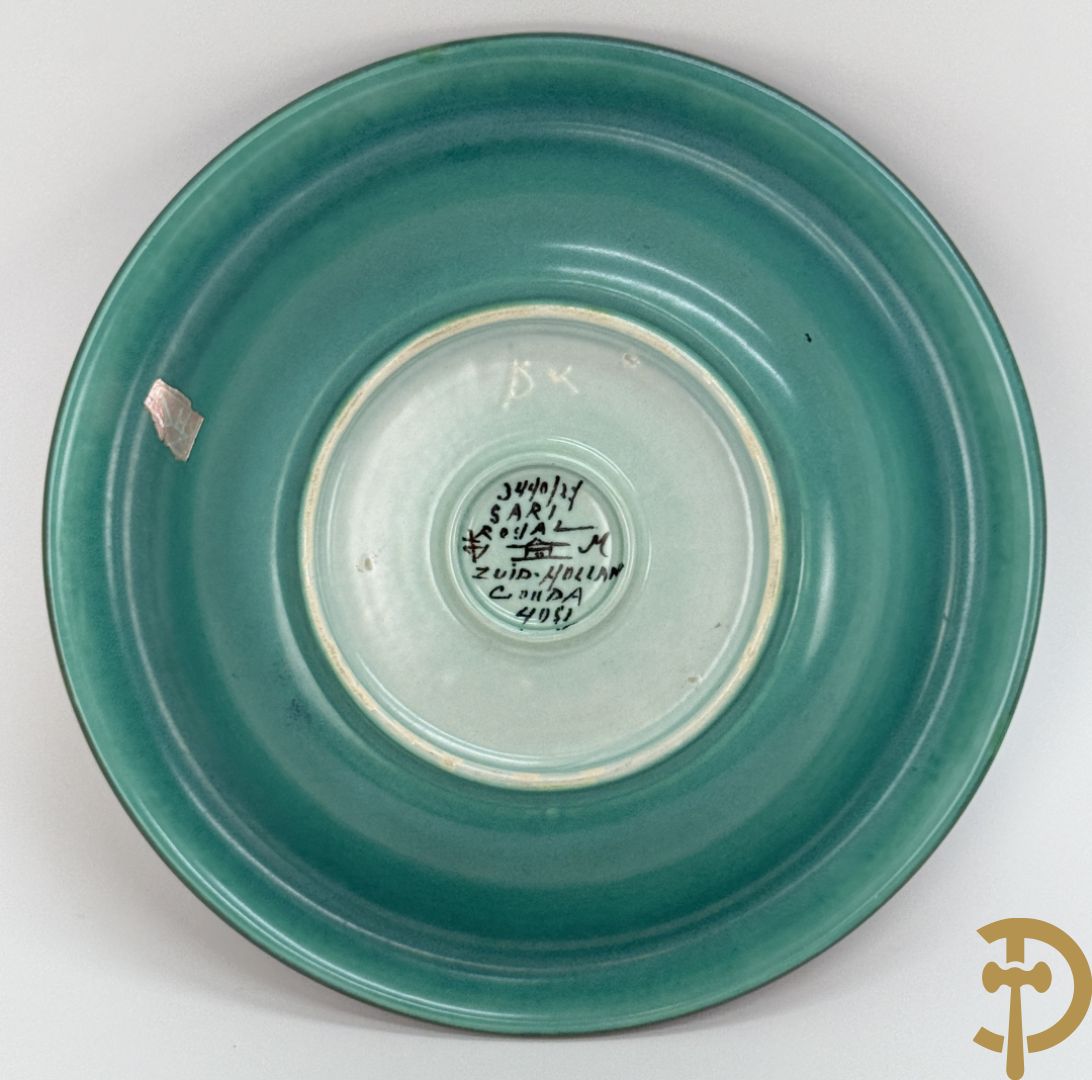 Drie borden in meerkleurige Gouda faience + kandelaar in Gouda faience + 2 vazen in Gouda + bonbonnière Gouda + vaasje Bergen