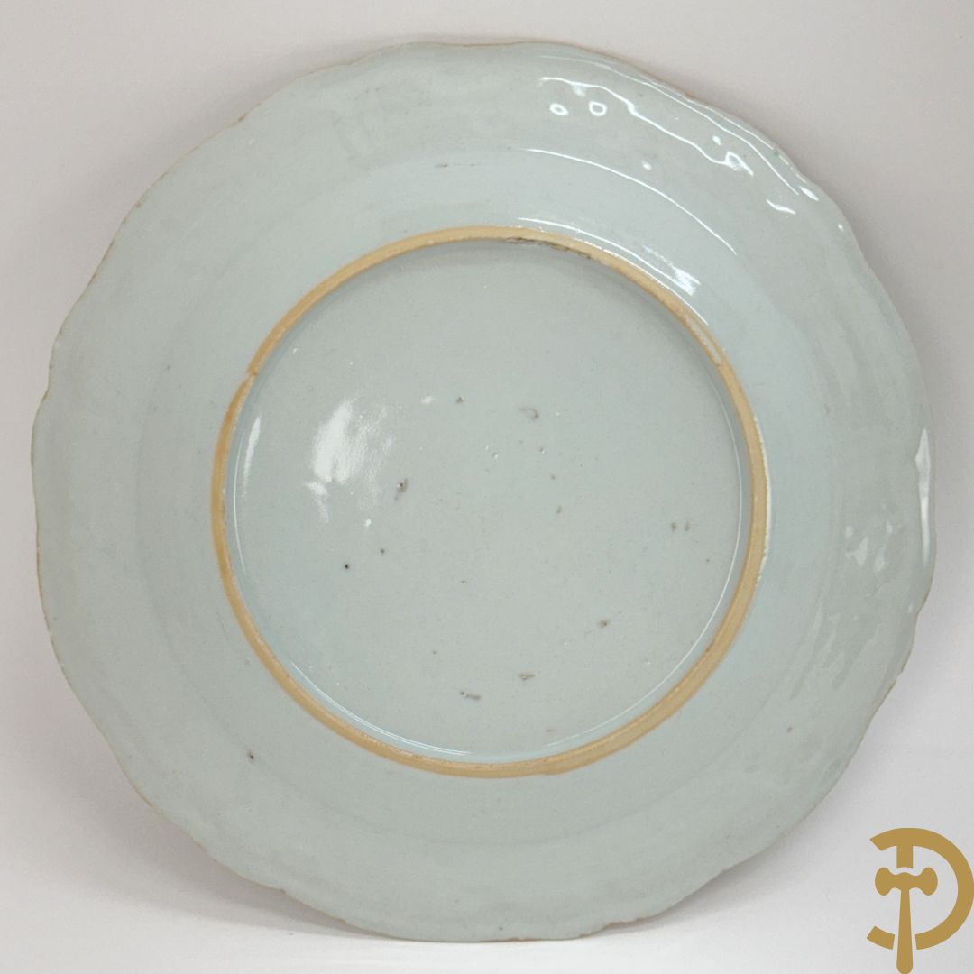 Negen Famille rose bordjes w.o. zes plat gekartelde, 1 diep gekartelde en 2 vlakke met bloementaferelen