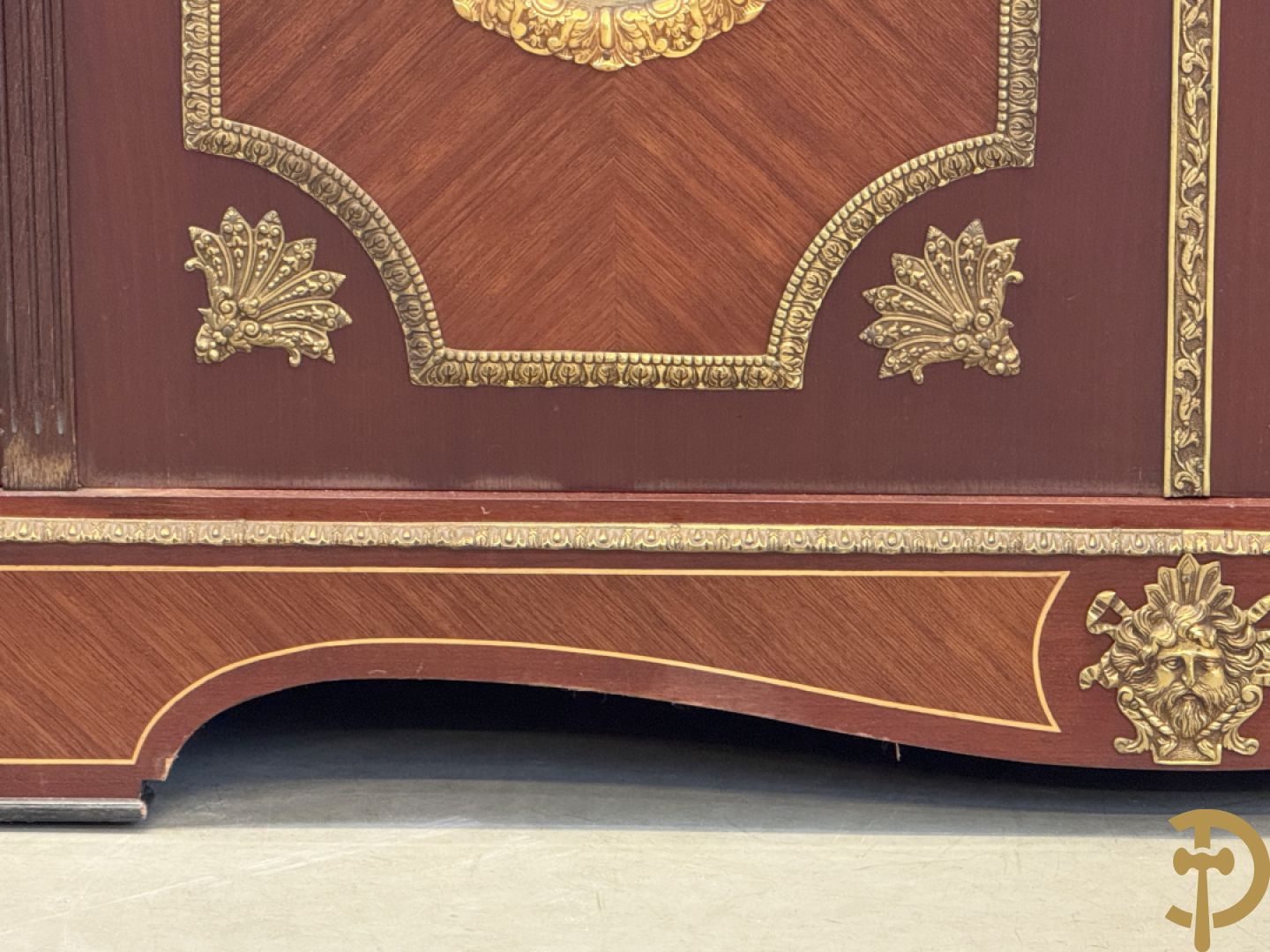 Notelaren vierdeursdressoir met 3 laden, gemarketteerde bloementaferelen en ovale bronzen plakkettes - zijdelings met damesfiguren - bovenaan met wit marmeren blad