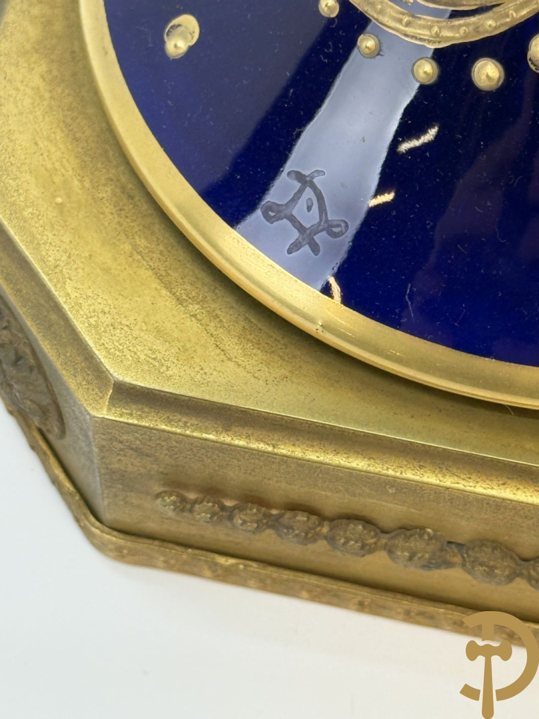 Paar Sèvres stijl vazen met bronzen oren en éénzijdig decor van cupido