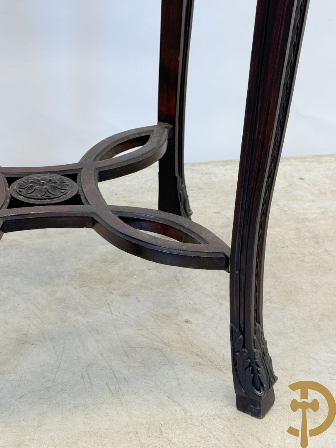 Notelaren bijzettafel met marmeren blad op voluutvormige poten