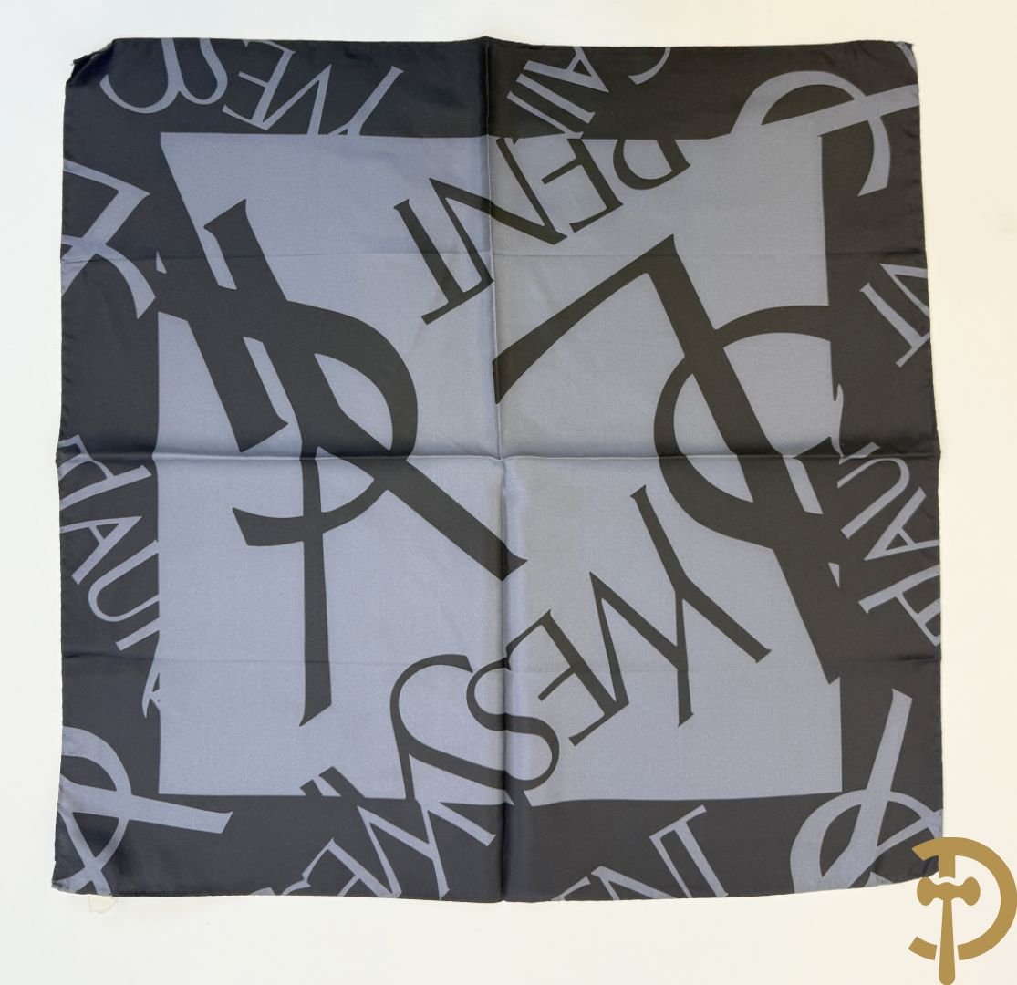 Vier foulards Yves Saint Laurent (nooit gedragen komt uit winkel restant)