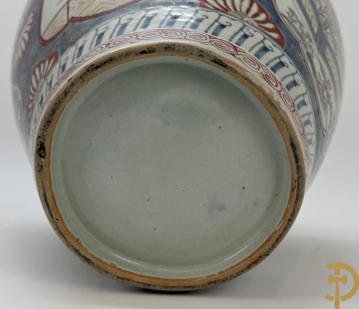 Japanse imari dekselpotiche met rood/blauw decor van bloemen in cartouches