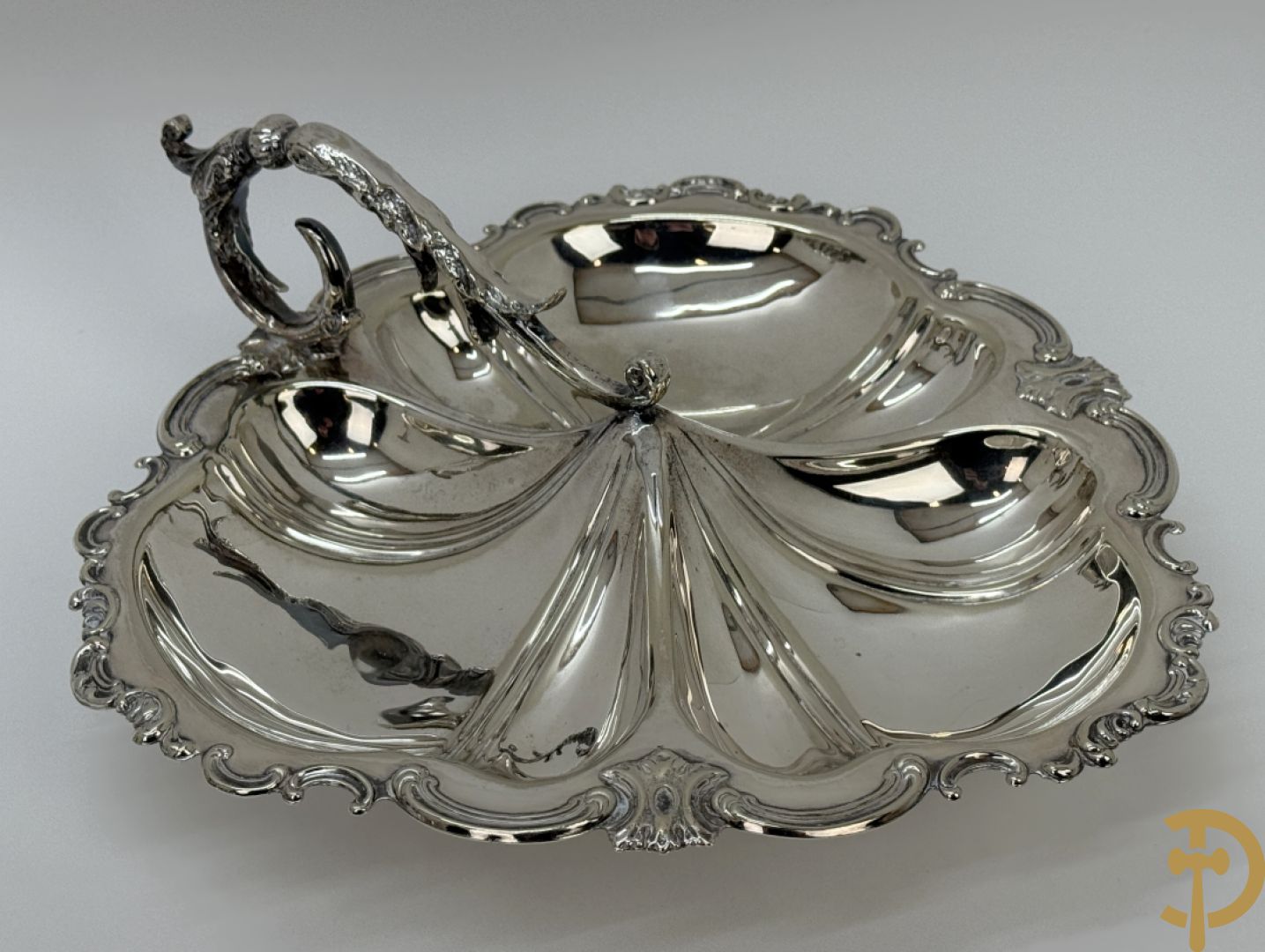 Engels verzilverd koffie- en theeset + verzilverde koekjesschaal + 2 verzilverde coupes + 2 verzilverde kandelaars + verzilverd kannetje