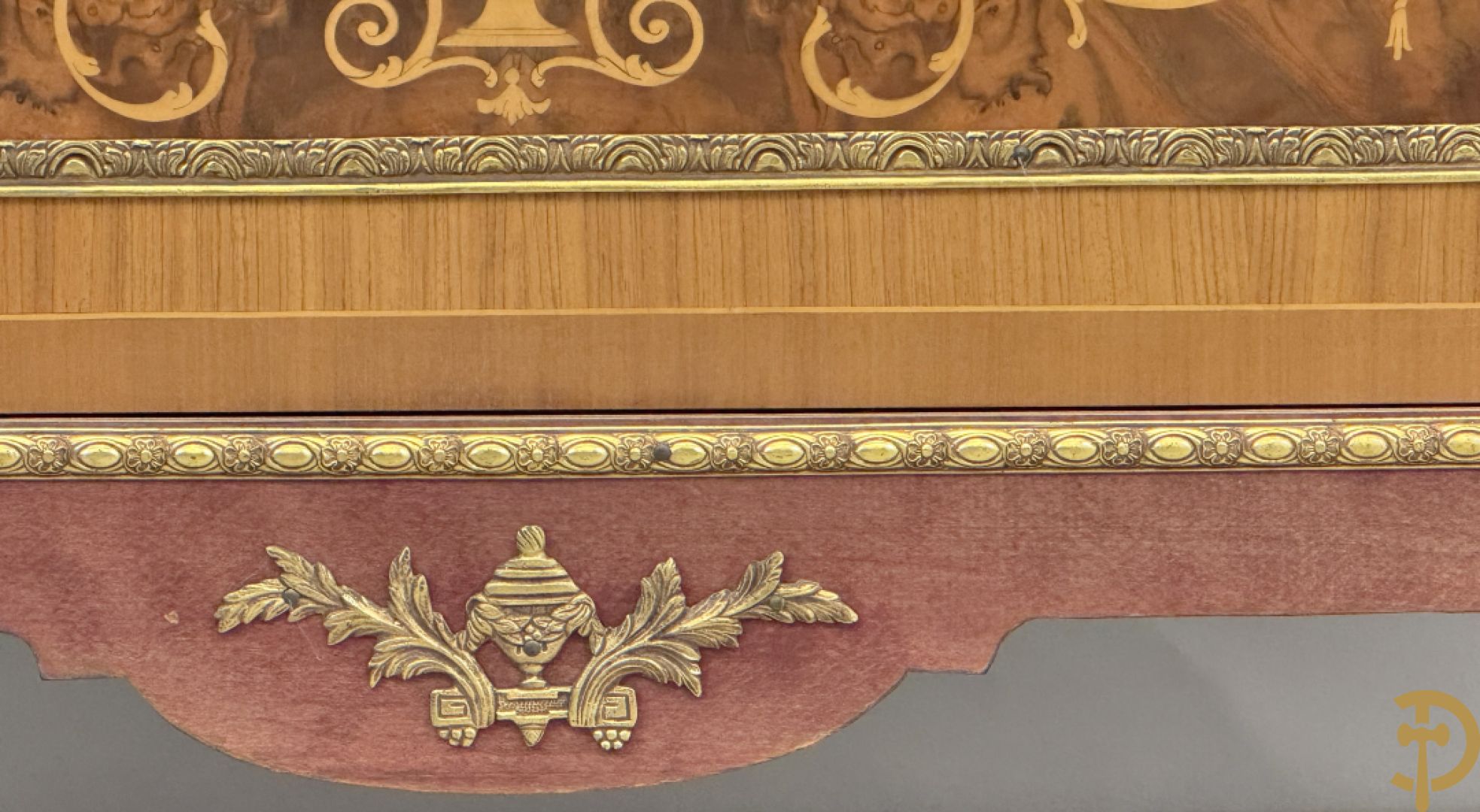 Notelaren TV/barmeubel bezet met bloemenmarquetterie en bronzen ornamenten met porseleinen plakkettes