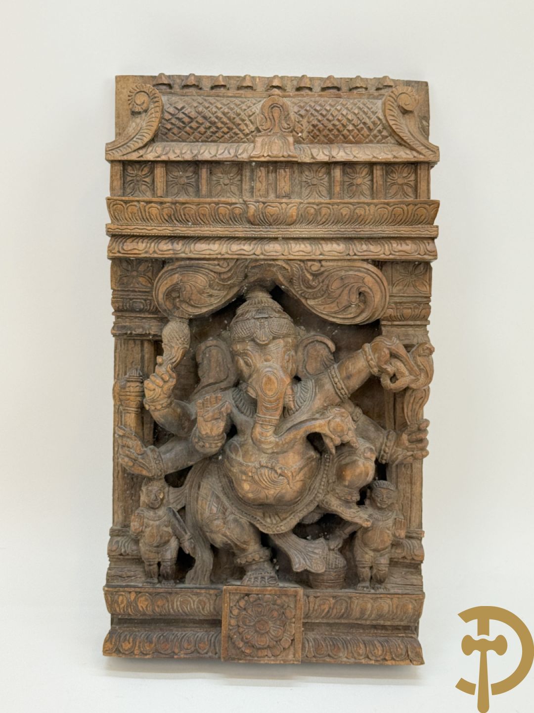Houtgesculpteerd Aziatisch basrelief van ganesha