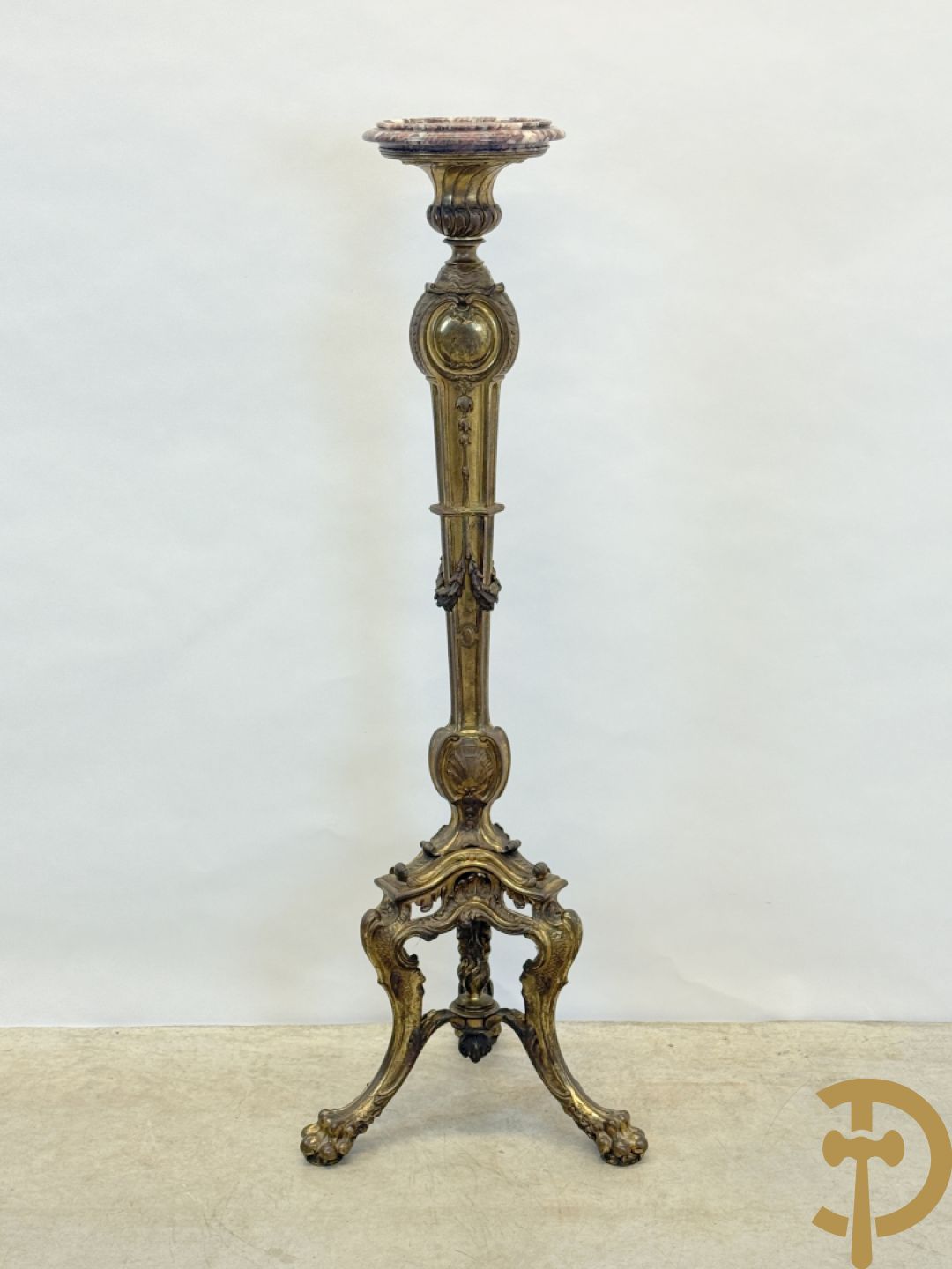 Bronzen staander op drie voluutvormige poten met acanthusranken, bezet met guirlandes en bovenaan met marmeren plateau