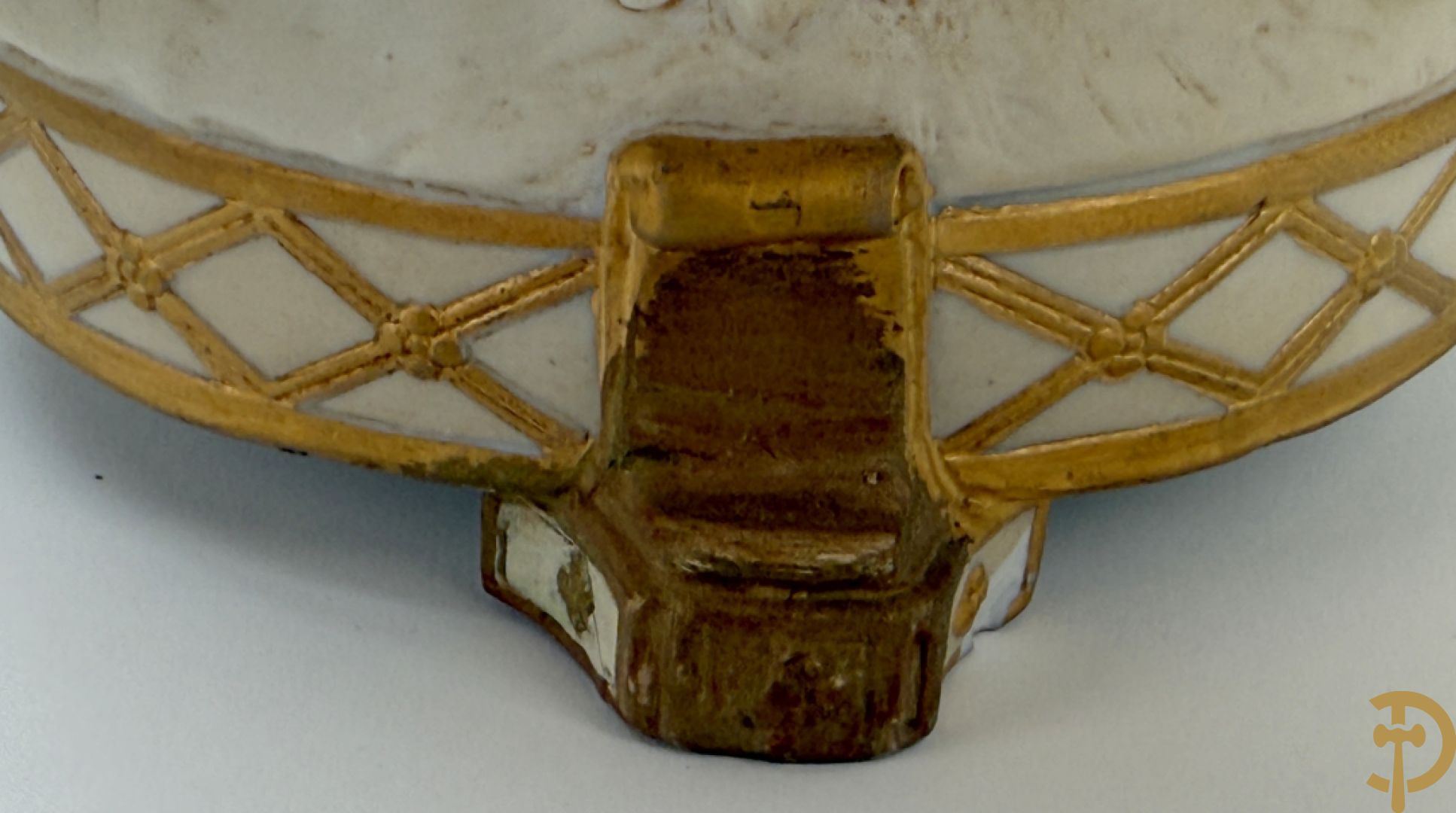 Biscuit beeld met leeuwen trekkende een open koets, getekend onderaan