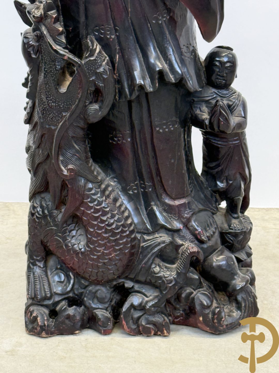 Aziatische houtsculptuur van Guanying met lotusbloem en drakenfiguur aan de voet