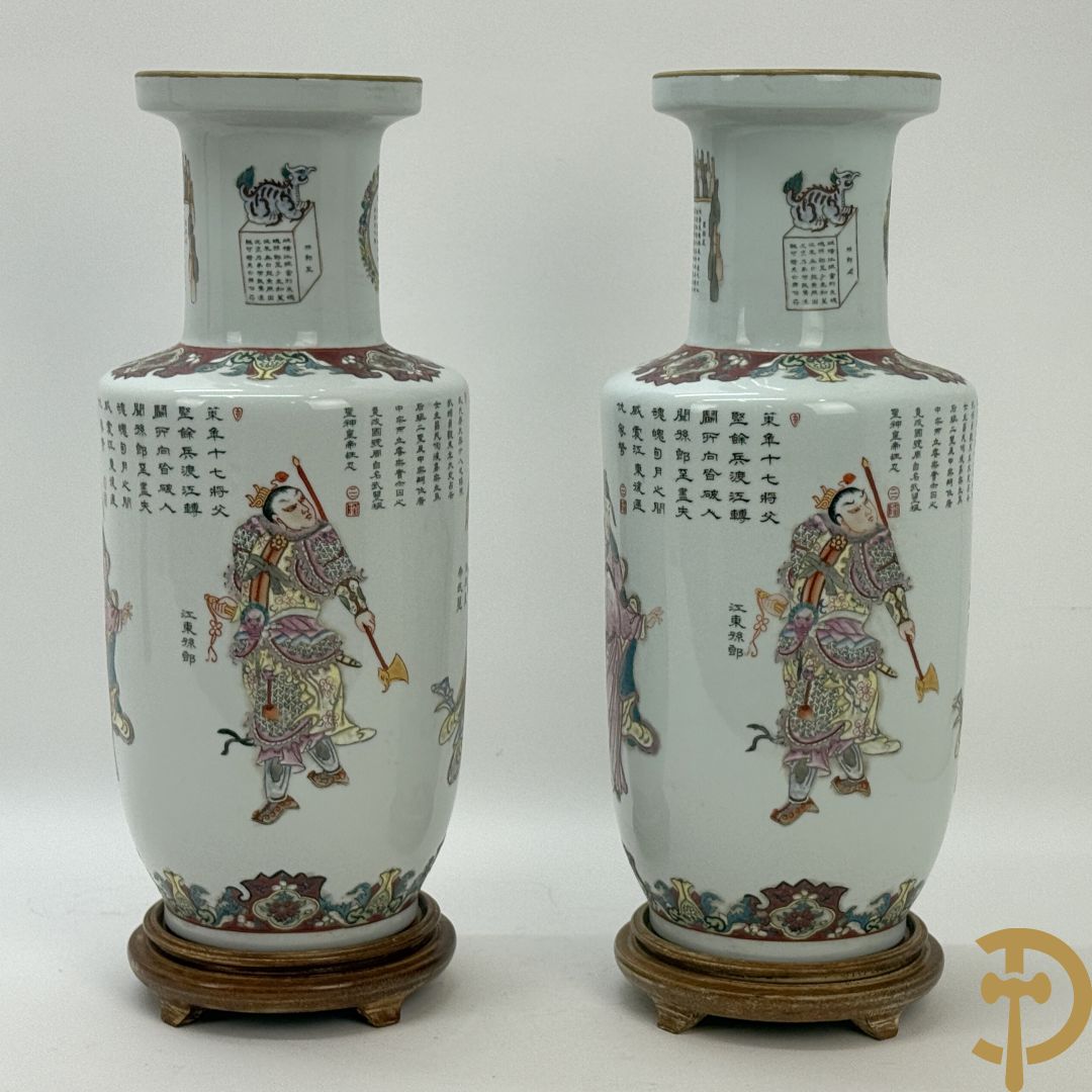 Paar porseleinen Chinese vazen met decor van personages en Chinese tekens, handgekleurd